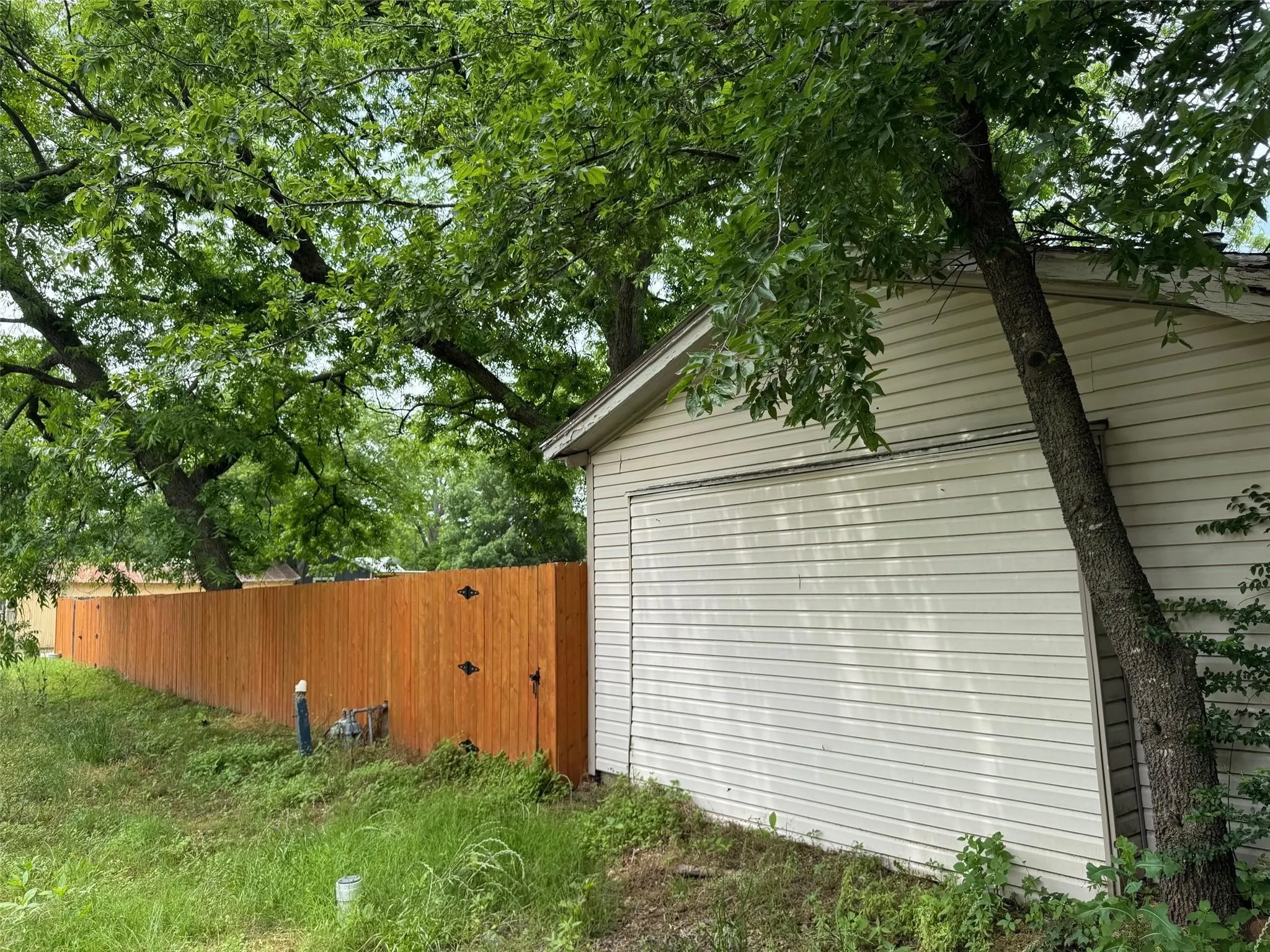 Single Family Residence For Sale in Grayson County , 504 Sherman Street, Tioga, Texas 76271, 2 Bedrooms, 1 Bathroom, Garage spaces, 1,154 Sqft, built in 1900, Price $125,000, mls#21337775, Real Estate Agent in Tioga, Homes For Sale in Grayson county, Homes For Sale in Tioga, Realtor in Tioga Texas, Real Estate Brokerage Independent Realty Texas, Luminita Cordes Realtor