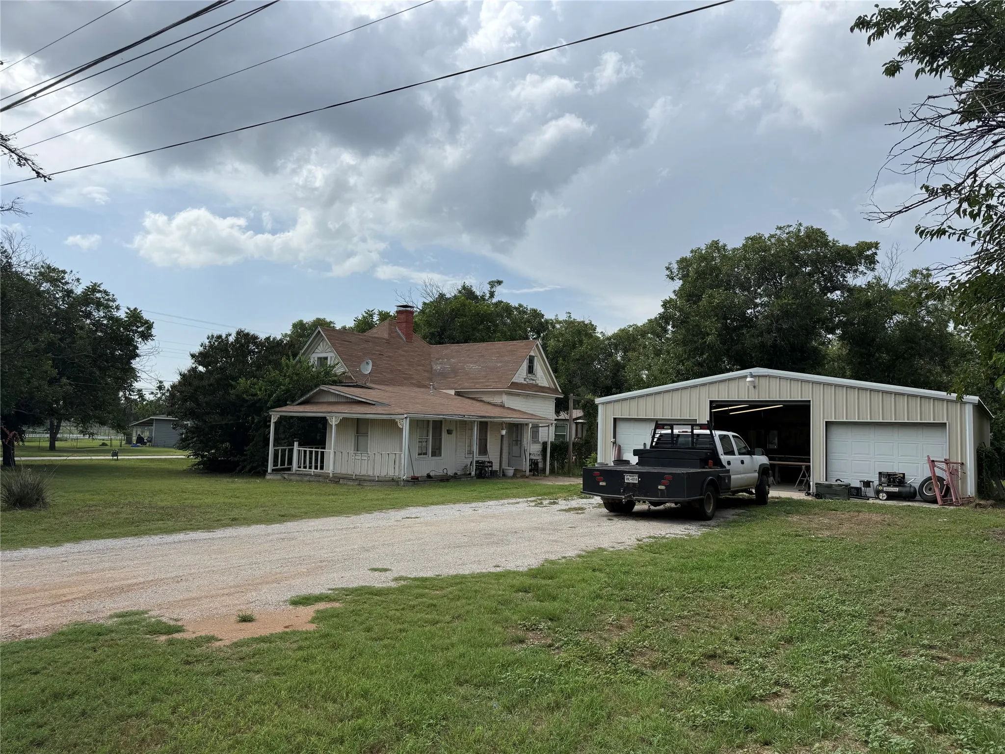 Single Family Residence For Sale in Brown County , 803 Third Street, Bangs, Texas 76823, 2 Bedroom, 2 Bathroom, Garage spaces, 1,320 Sqft, built in 1990, mls#21338181, Real Estate Agent in Bangs, Homes For Sale in Brown county, Homes For Sale in Bangs, Realtor in Bangs Texas, Real Estate Brokerage Independent Realty Texas, Luminita Cordes Realtor