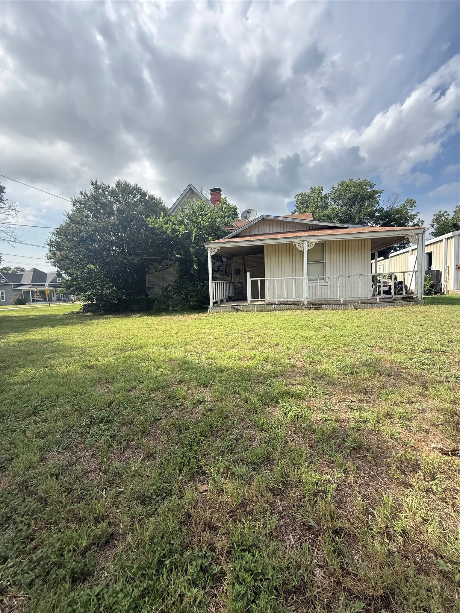 Single Family Residence For Sale in Brown County , 803 Third Street, Bangs, Texas 76823, 2 Bedroom, 2 Bathroom, Garage spaces, 1,320 Sqft, built in 1990, mls#21338181, Real Estate Agent in Bangs, Homes For Sale in Brown county, Homes For Sale in Bangs, Realtor in Bangs Texas, Real Estate Brokerage Independent Realty Texas, Luminita Cordes Realtor