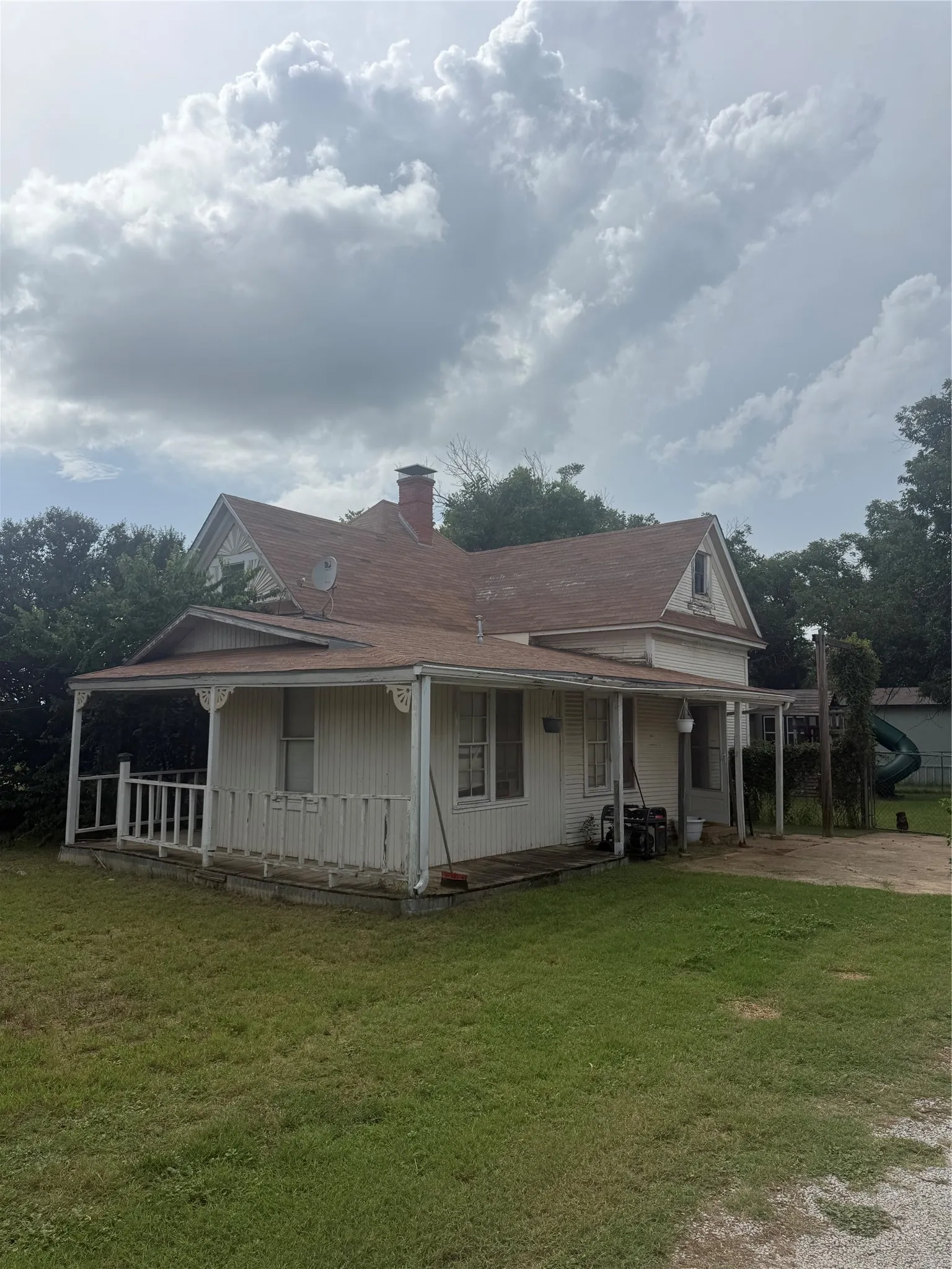 Single Family Residence For Sale in Brown County , 803 Third Street, Bangs, Texas 76823, 2 Bedroom, 2 Bathroom, Garage spaces, 1,320 Sqft, built in 1990, mls#21338181, Real Estate Agent in Bangs, Homes For Sale in Brown county, Homes For Sale in Bangs, Realtor in Bangs Texas, Real Estate Brokerage Independent Realty Texas, Luminita Cordes Realtor