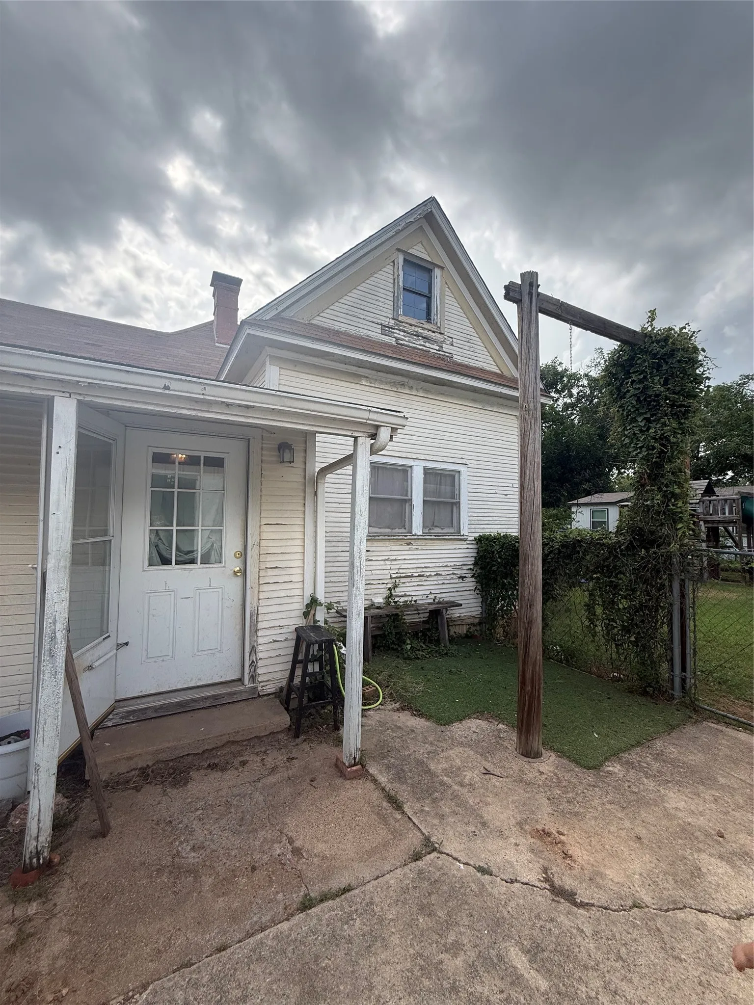 Single Family Residence For Sale in Brown County , 803 Third Street, Bangs, Texas 76823, 2 Bedroom, 2 Bathroom, Garage spaces, 1,320 Sqft, built in 1990, mls#21338181, Real Estate Agent in Bangs, Homes For Sale in Brown county, Homes For Sale in Bangs, Realtor in Bangs Texas, Real Estate Brokerage Independent Realty Texas, Luminita Cordes Realtor
