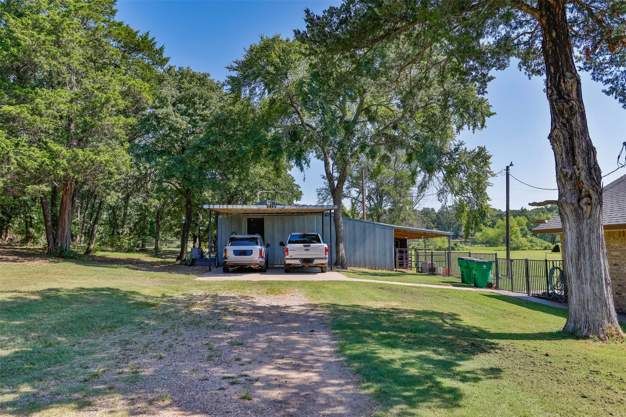 Single Family Residence For Sale in Cooke County , 671 County Road 163, Gainesville, Texas 76240, 2 Bedroom, 2 Bathroom, 1 Garage spaces, 1,344 Sqft, built in 1998, mls#21338182, Real Estate Agent in Gainesville, Homes For Sale in Cooke county, Homes For Sale in Gainesville, Realtor in Gainesville Texas, Real Estate Brokerage Independent Realty Texas, Luminita Cordes Realtor