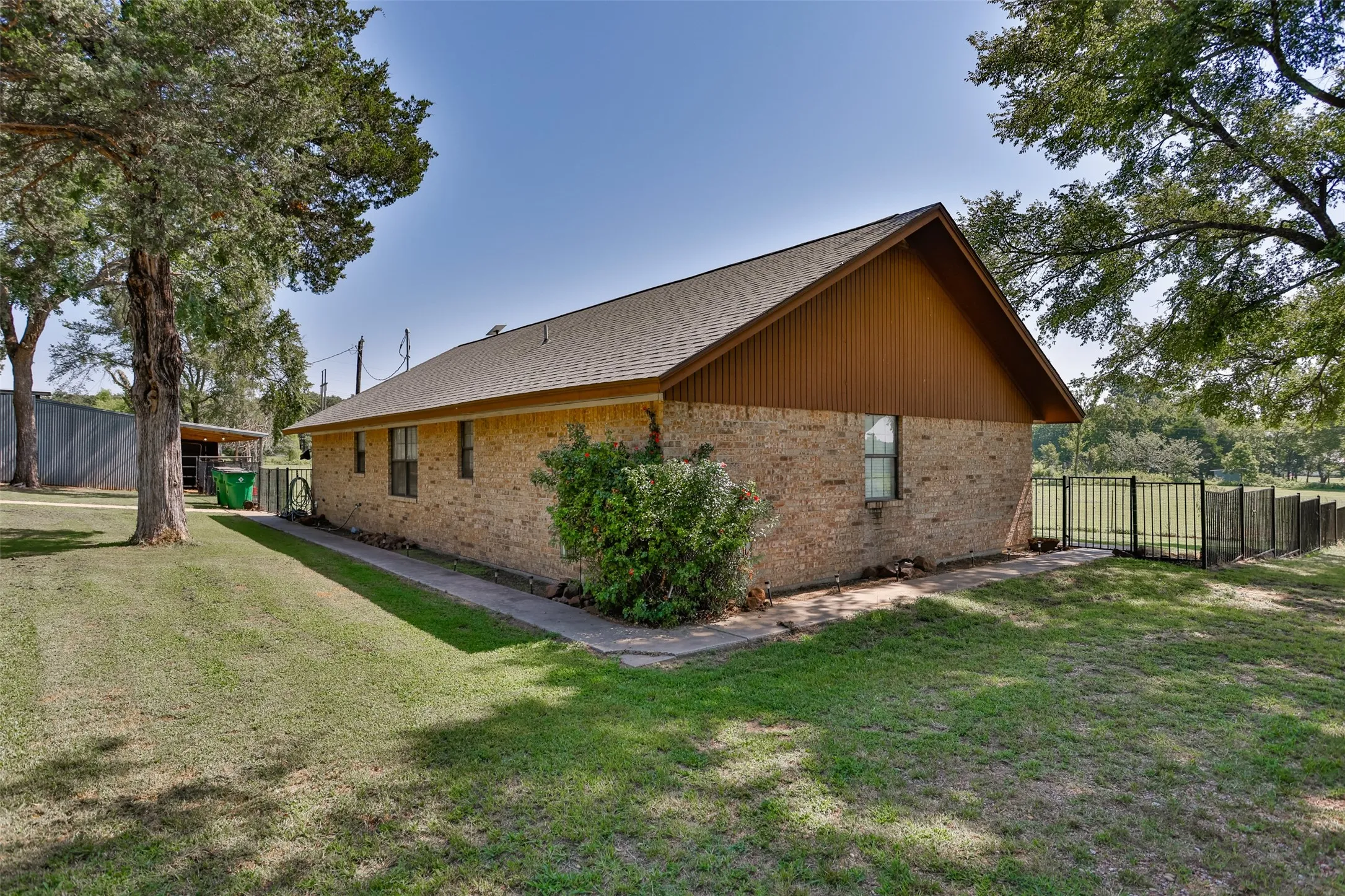 Single Family Residence For Sale in Cooke County , 671 County Road 163, Gainesville, Texas 76240, 2 Bedroom, 2 Bathroom, 1 Garage spaces, 1,344 Sqft, built in 1998, mls#21338182, Real Estate Agent in Gainesville, Homes For Sale in Cooke county, Homes For Sale in Gainesville, Realtor in Gainesville Texas, Real Estate Brokerage Independent Realty Texas, Luminita Cordes Realtor
