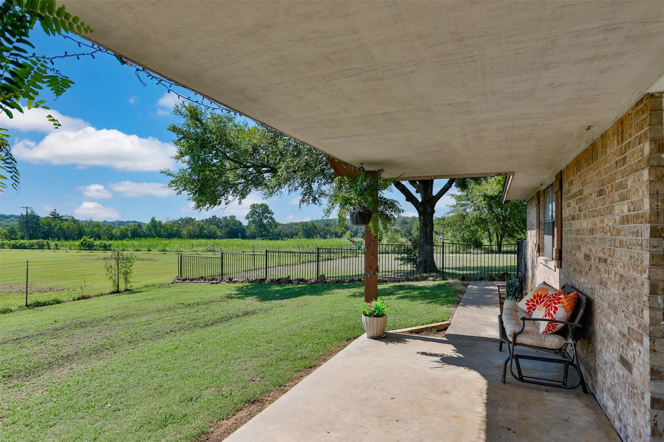 Single Family Residence For Sale in Cooke County , 671 County Road 163, Gainesville, Texas 76240, 2 Bedroom, 2 Bathroom, 1 Garage spaces, 1,344 Sqft, built in 1998, mls#21338182, Real Estate Agent in Gainesville, Homes For Sale in Cooke county, Homes For Sale in Gainesville, Realtor in Gainesville Texas, Real Estate Brokerage Independent Realty Texas, Luminita Cordes Realtor