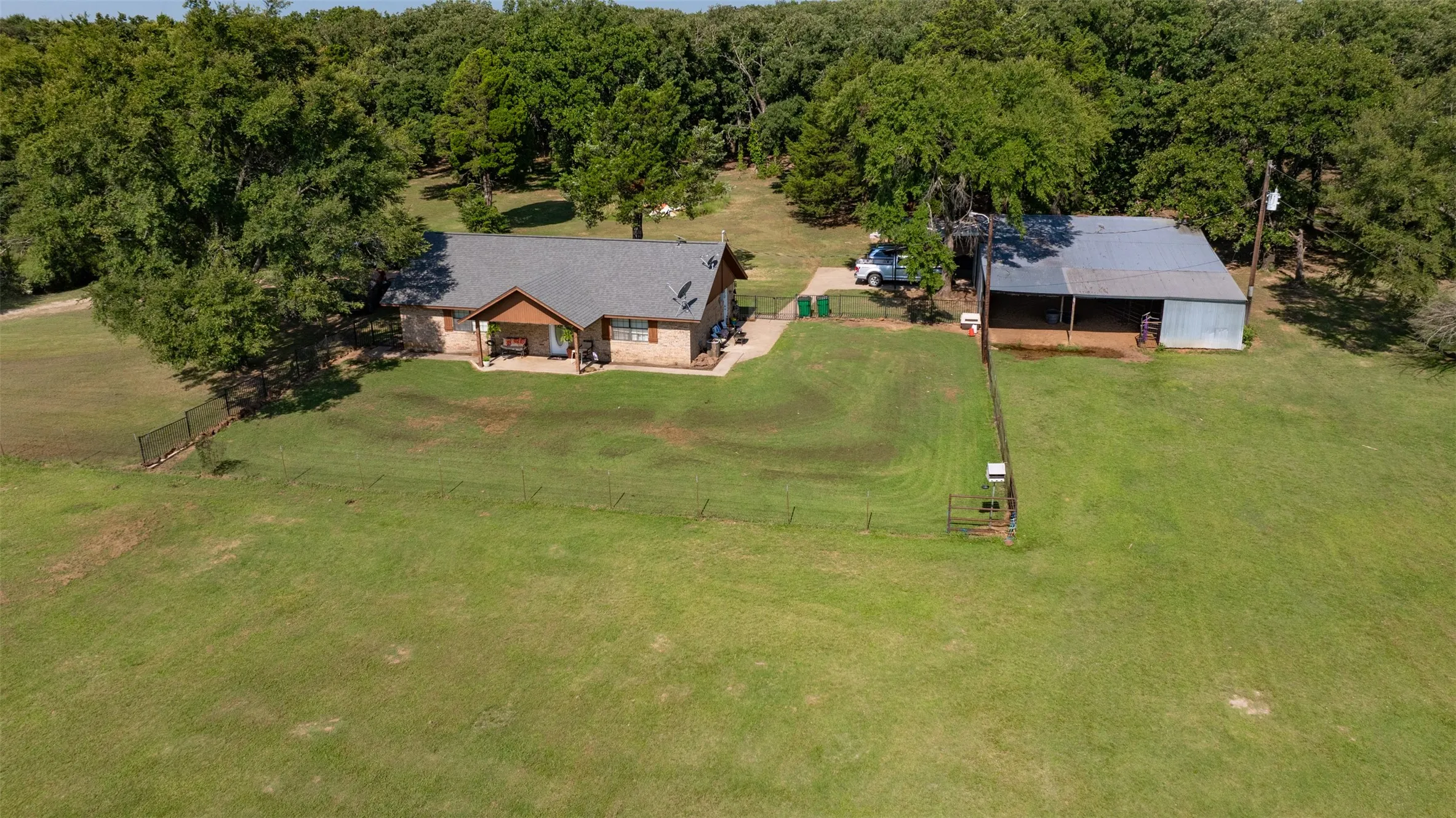 Single Family Residence For Sale in Cooke County , 671 County Road 163, Gainesville, Texas 76240, 2 Bedroom, 2 Bathroom, 1 Garage spaces, 1,344 Sqft, built in 1998, mls#21338182, Real Estate Agent in Gainesville, Homes For Sale in Cooke county, Homes For Sale in Gainesville, Realtor in Gainesville Texas, Real Estate Brokerage Independent Realty Texas, Luminita Cordes Realtor