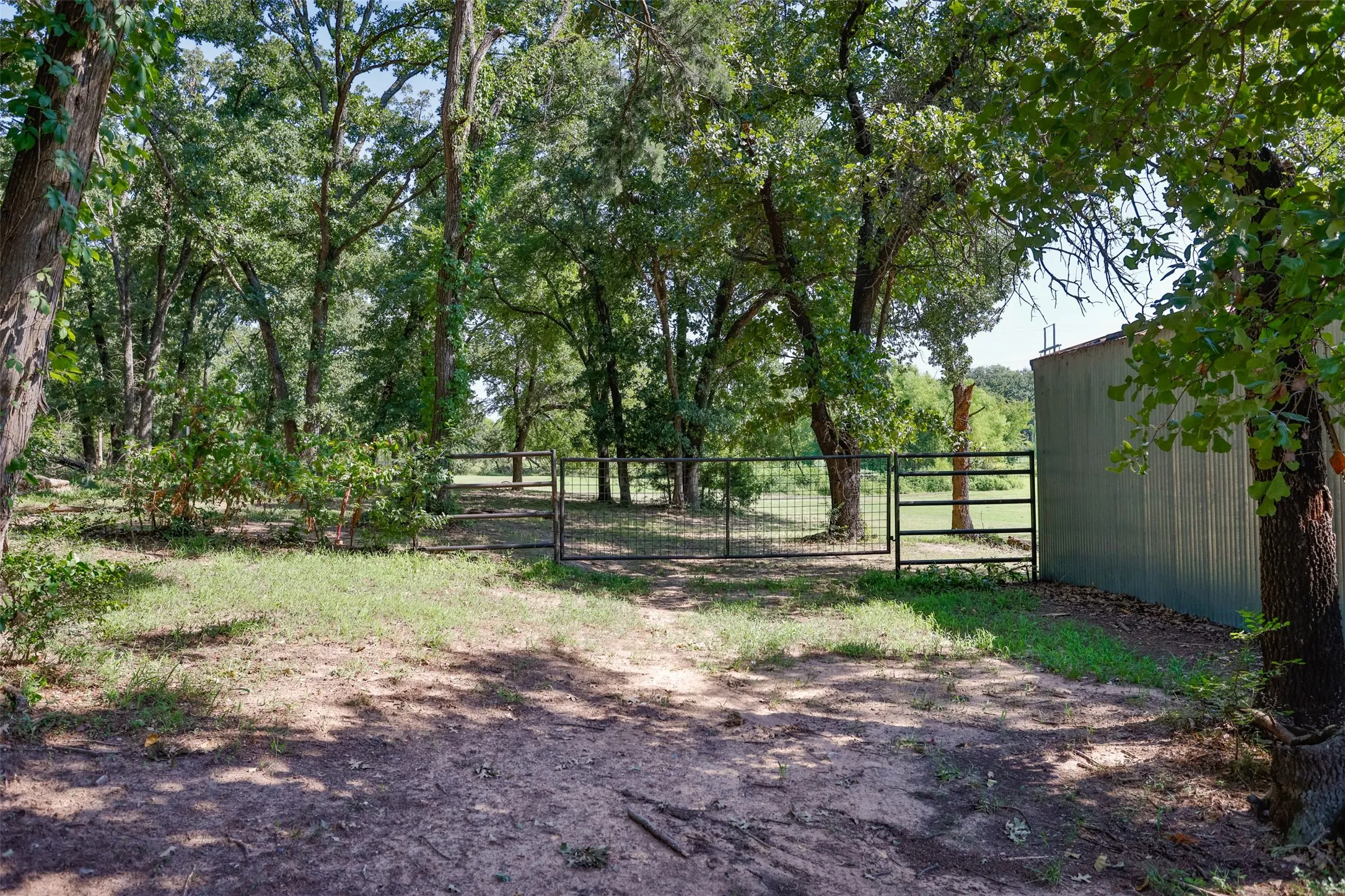 Single Family Residence For Sale in Cooke County , 671 County Road 163, Gainesville, Texas 76240, 2 Bedroom, 2 Bathroom, 1 Garage spaces, 1,344 Sqft, built in 1998, mls#21338182, Real Estate Agent in Gainesville, Homes For Sale in Cooke county, Homes For Sale in Gainesville, Realtor in Gainesville Texas, Real Estate Brokerage Independent Realty Texas, Luminita Cordes Realtor