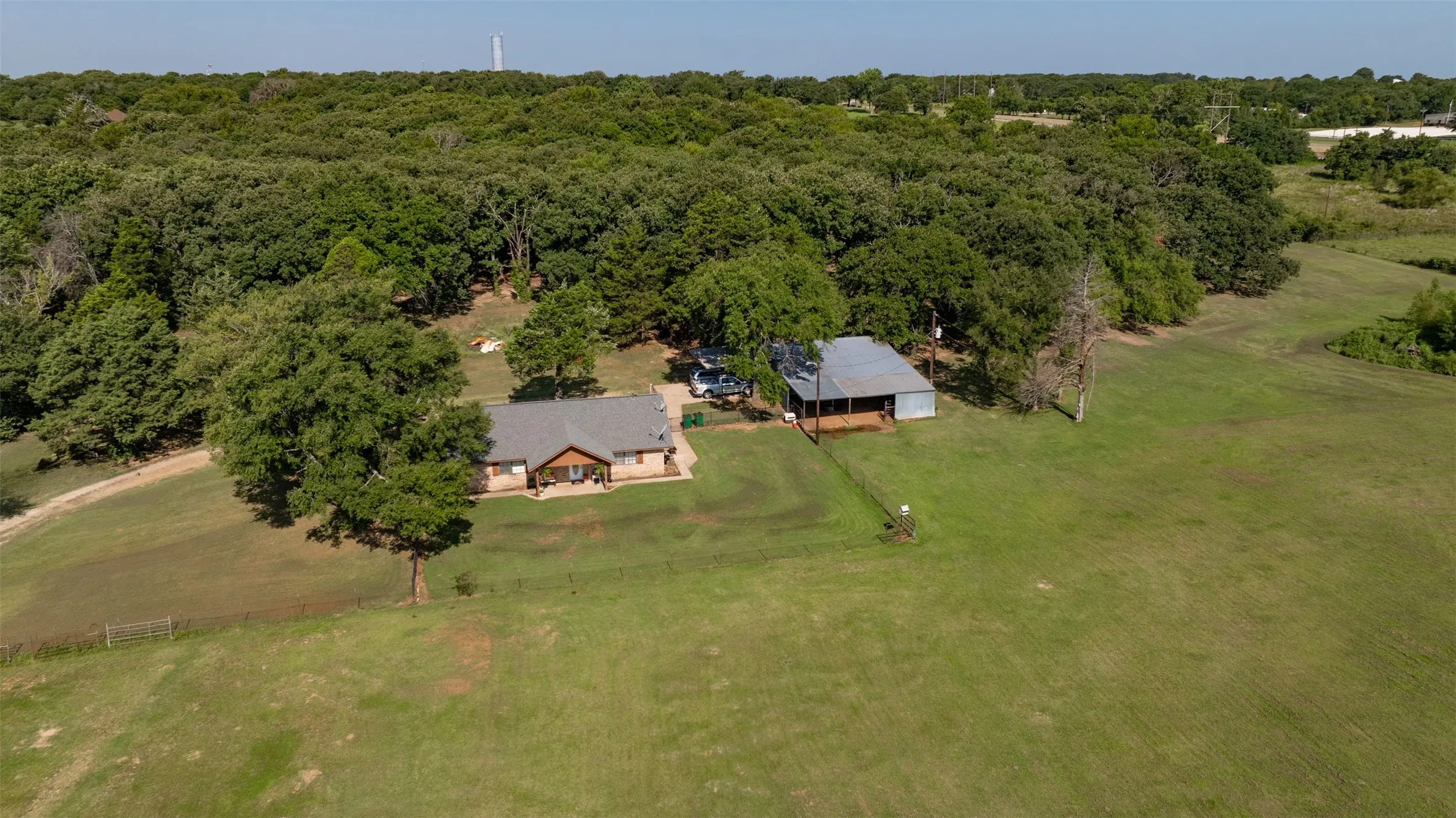 Single Family Residence For Sale in Cooke County , 671 County Road 163, Gainesville, Texas 76240, 2 Bedroom, 2 Bathroom, 1 Garage spaces, 1,344 Sqft, built in 1998, mls#21338182, Real Estate Agent in Gainesville, Homes For Sale in Cooke county, Homes For Sale in Gainesville, Realtor in Gainesville Texas, Real Estate Brokerage Independent Realty Texas, Luminita Cordes Realtor