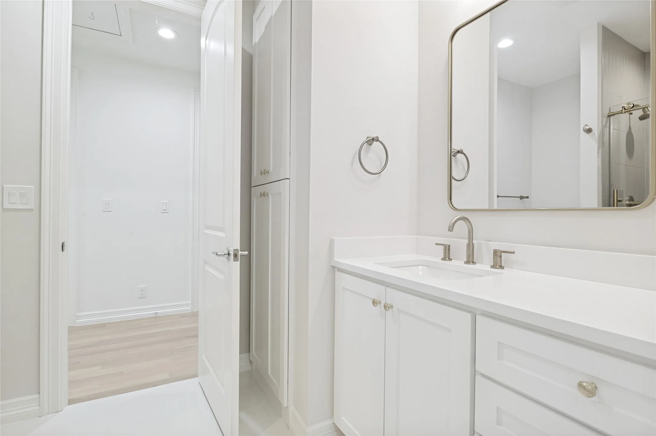Single Family Residence For Sale in Dallas County , 4347 Royal Ridge Drive, Dallas, Texas 75229, 5 Bedroom, 6 Bathroom, 2 Garage spaces, 5,184 Sqft, built in 1968, mls#21337909, Real Estate Agent in Dallas, Homes For Sale in Dallas county, Homes For Sale in Dallas, Realtor in Dallas Texas, Real Estate Brokerage Independent Realty Texas, Luminita Cordes Realtor