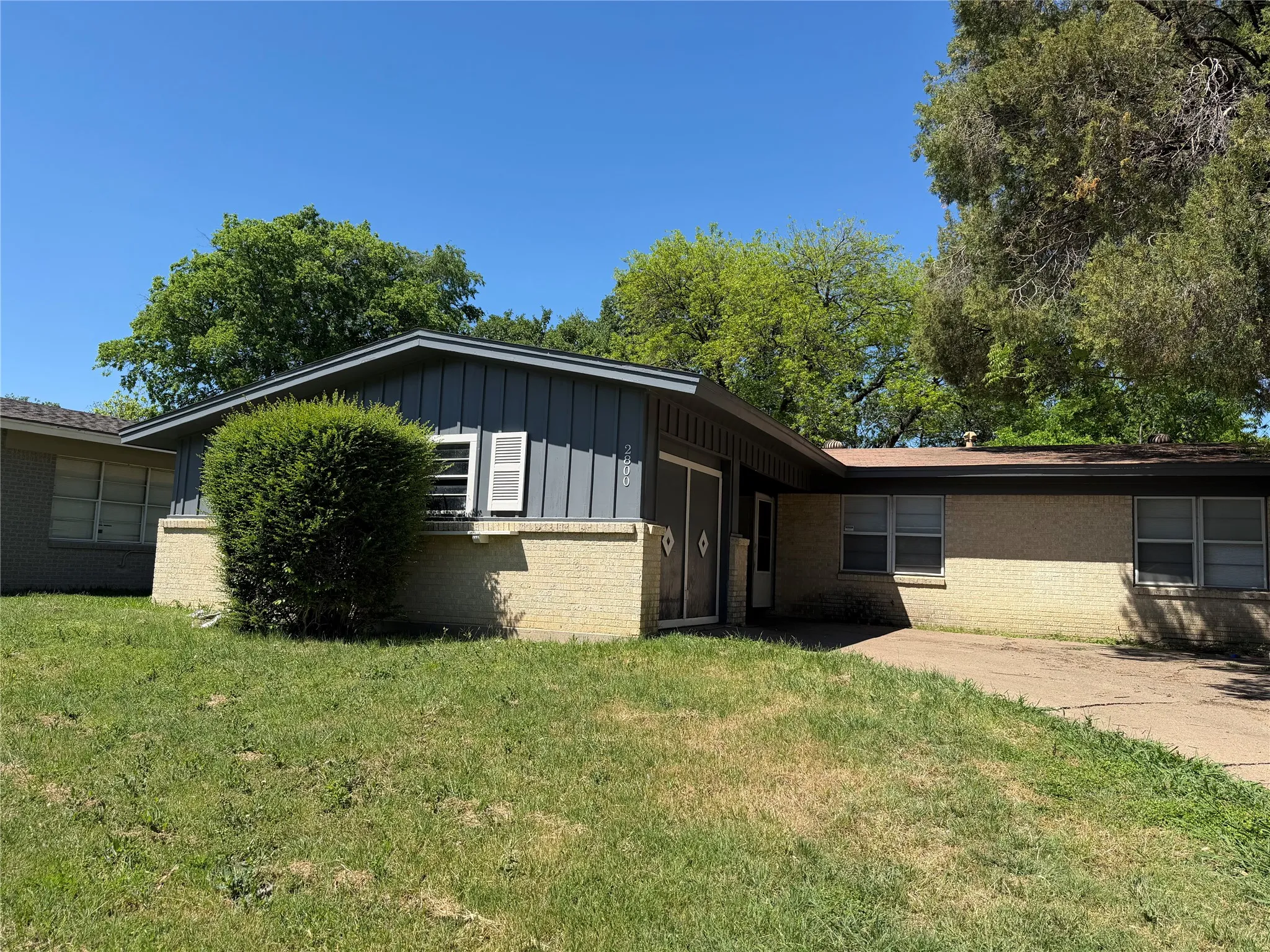 Single Family Residence For Rent in Tarrant County , 2800 W Fuller Avenue, Fort Worth, Texas 76133, 3 Bedroom, 2 Bathroom, 1 Garage spaces, 1,161 Sqft, built in 1956, mls#21338185, Real Estate Agent in Fort Worth, Homes For Rent in Tarrant county, Homes For Rent in Fort Worth, Realtor in Fort Worth Texas, Real Estate Brokerage Independent Realty Texas, Luminita Cordes Realtor