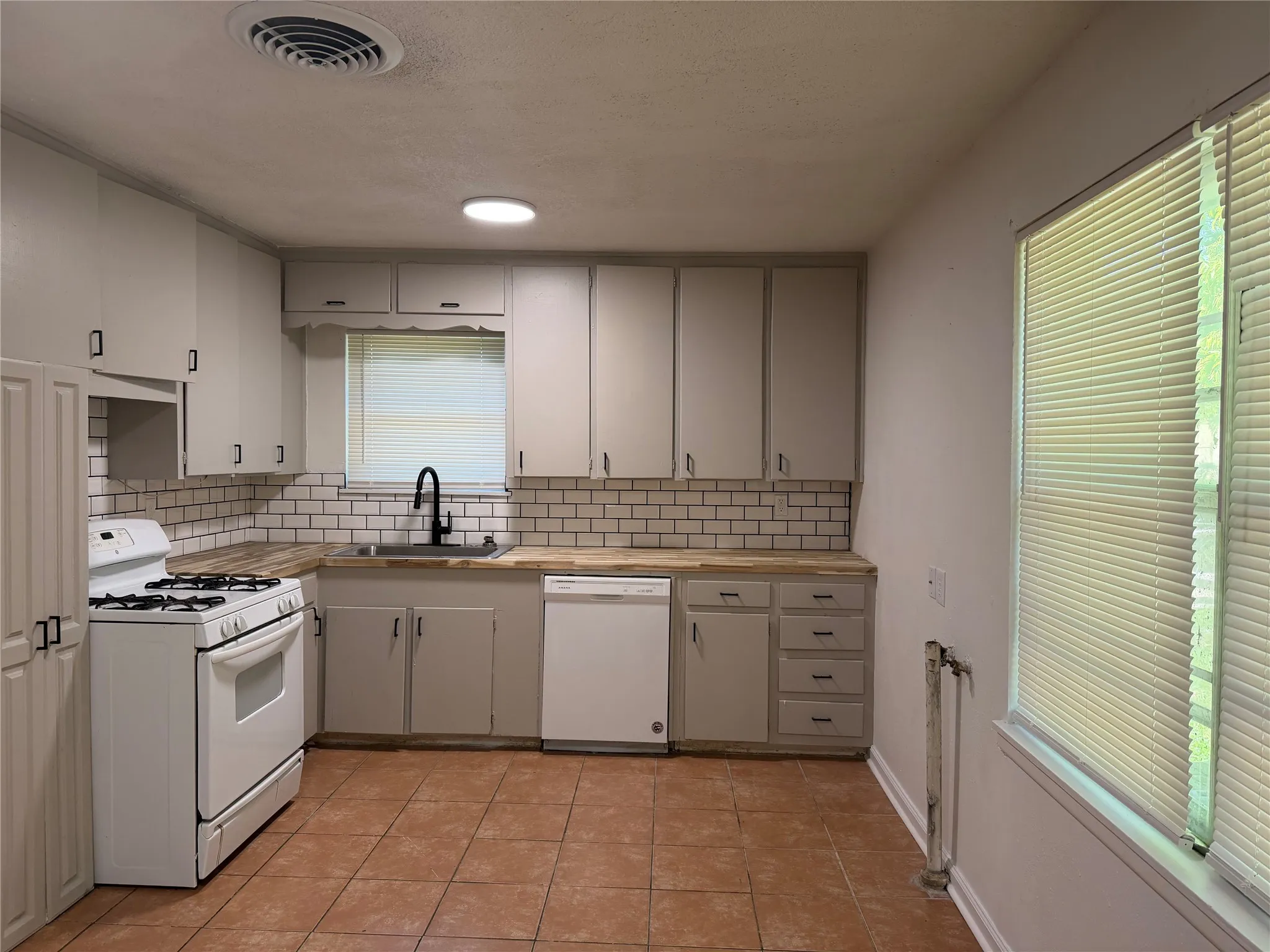 Single Family Residence For Rent in Tarrant County , 2800 W Fuller Avenue, Fort Worth, Texas 76133, 3 Bedroom, 2 Bathroom, 1 Garage spaces, 1,161 Sqft, built in 1956, mls#21338185, Real Estate Agent in Fort Worth, Homes For Rent in Tarrant county, Homes For Rent in Fort Worth, Realtor in Fort Worth Texas, Real Estate Brokerage Independent Realty Texas, Luminita Cordes Realtor