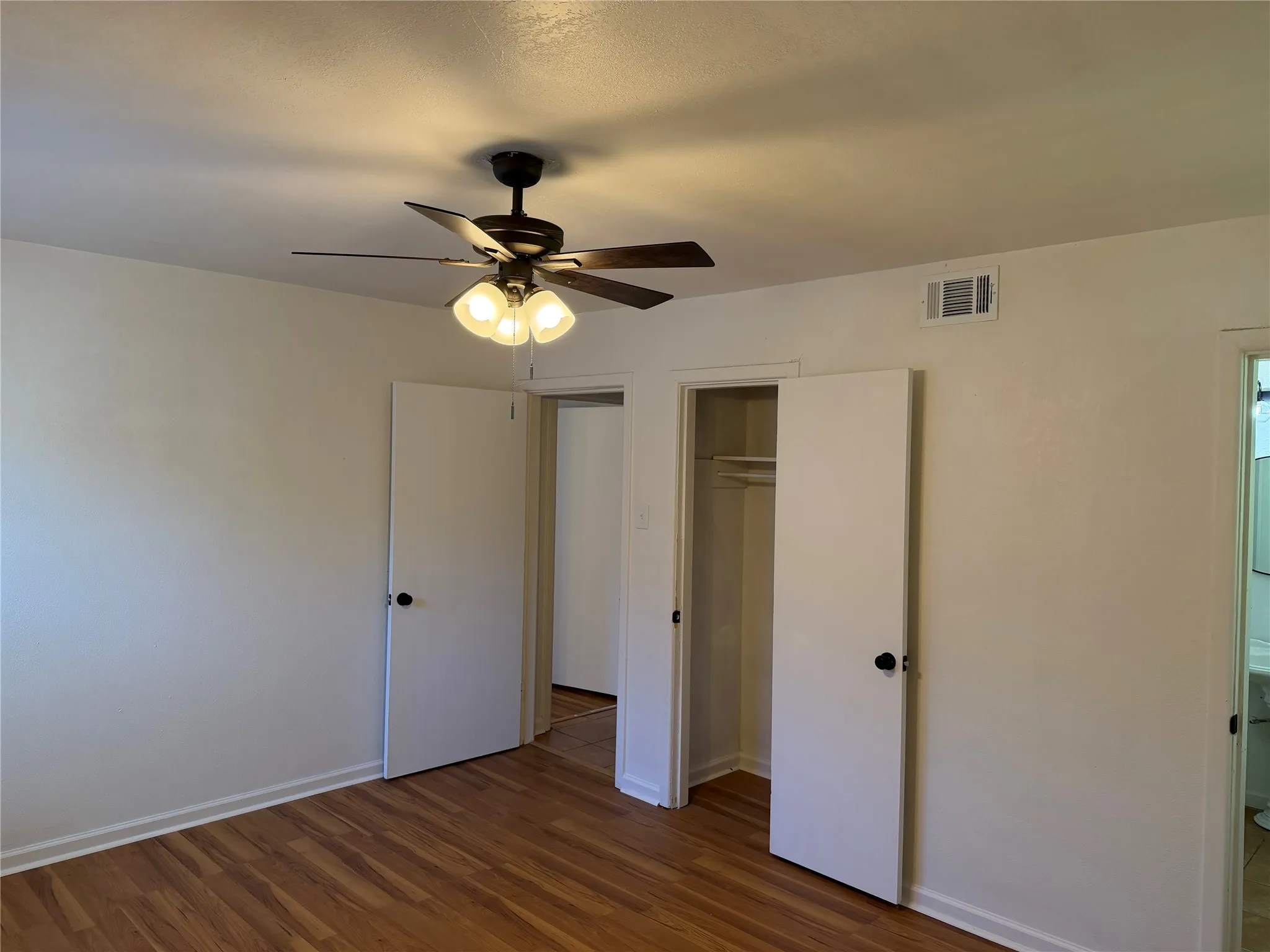 Single Family Residence For Rent in Tarrant County , 2800 W Fuller Avenue, Fort Worth, Texas 76133, 3 Bedroom, 2 Bathroom, 1 Garage spaces, 1,161 Sqft, built in 1956, mls#21338185, Real Estate Agent in Fort Worth, Homes For Rent in Tarrant county, Homes For Rent in Fort Worth, Realtor in Fort Worth Texas, Real Estate Brokerage Independent Realty Texas, Luminita Cordes Realtor