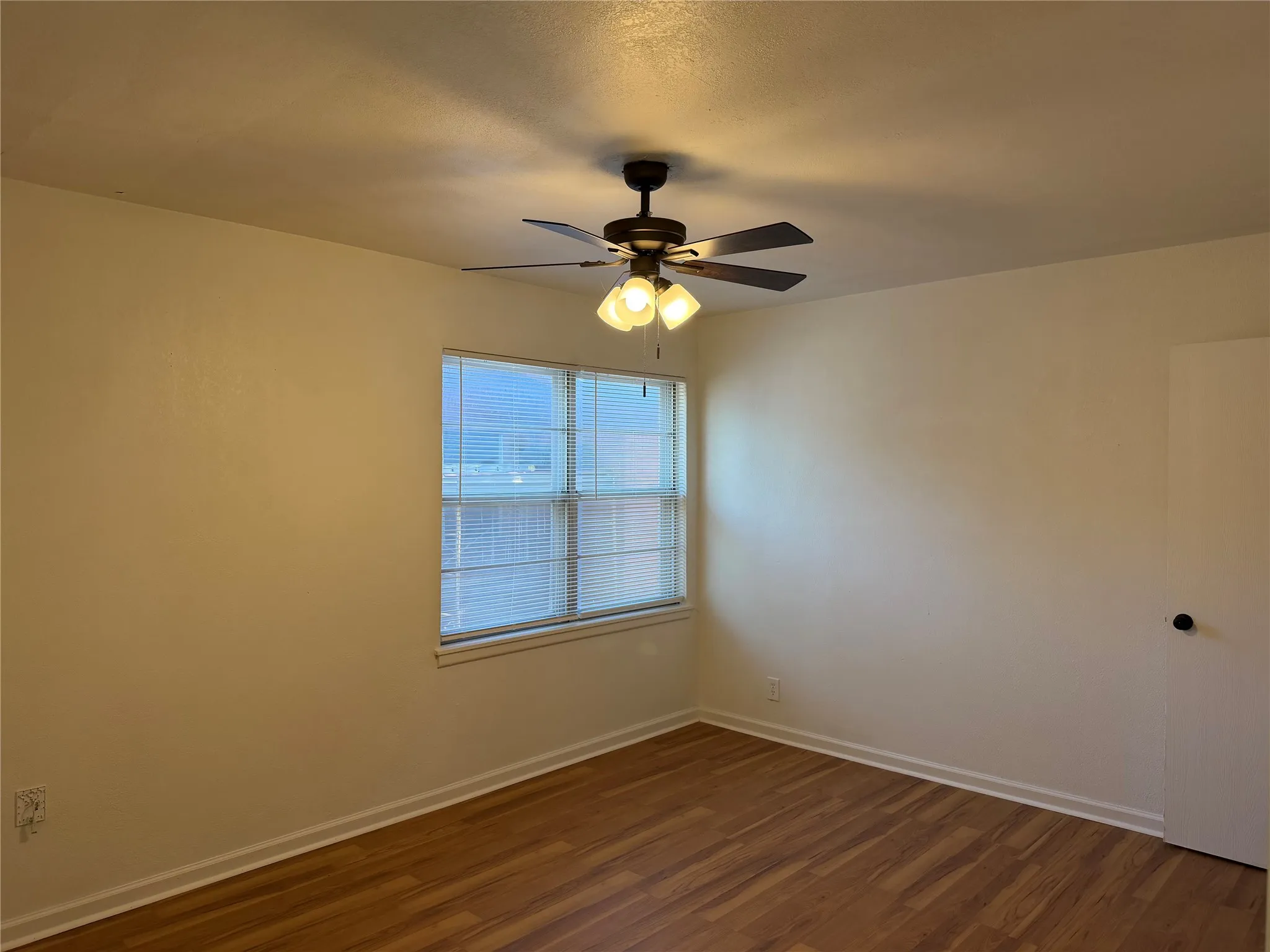 Single Family Residence For Rent in Tarrant County , 2800 W Fuller Avenue, Fort Worth, Texas 76133, 3 Bedroom, 2 Bathroom, 1 Garage spaces, 1,161 Sqft, built in 1956, mls#21338185, Real Estate Agent in Fort Worth, Homes For Rent in Tarrant county, Homes For Rent in Fort Worth, Realtor in Fort Worth Texas, Real Estate Brokerage Independent Realty Texas, Luminita Cordes Realtor