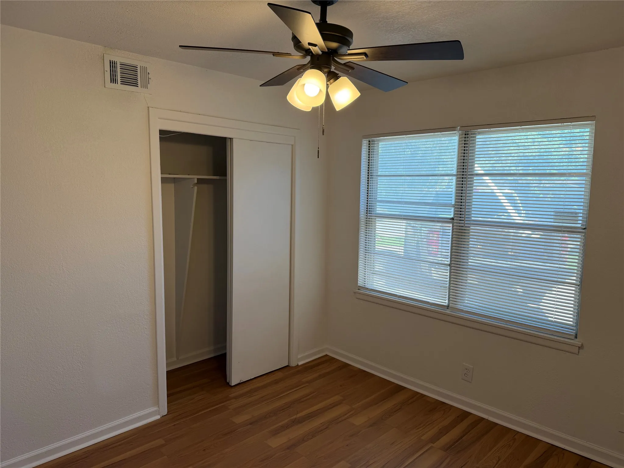 Single Family Residence For Rent in Tarrant County , 2800 W Fuller Avenue, Fort Worth, Texas 76133, 3 Bedroom, 2 Bathroom, 1 Garage spaces, 1,161 Sqft, built in 1956, mls#21338185, Real Estate Agent in Fort Worth, Homes For Rent in Tarrant county, Homes For Rent in Fort Worth, Realtor in Fort Worth Texas, Real Estate Brokerage Independent Realty Texas, Luminita Cordes Realtor