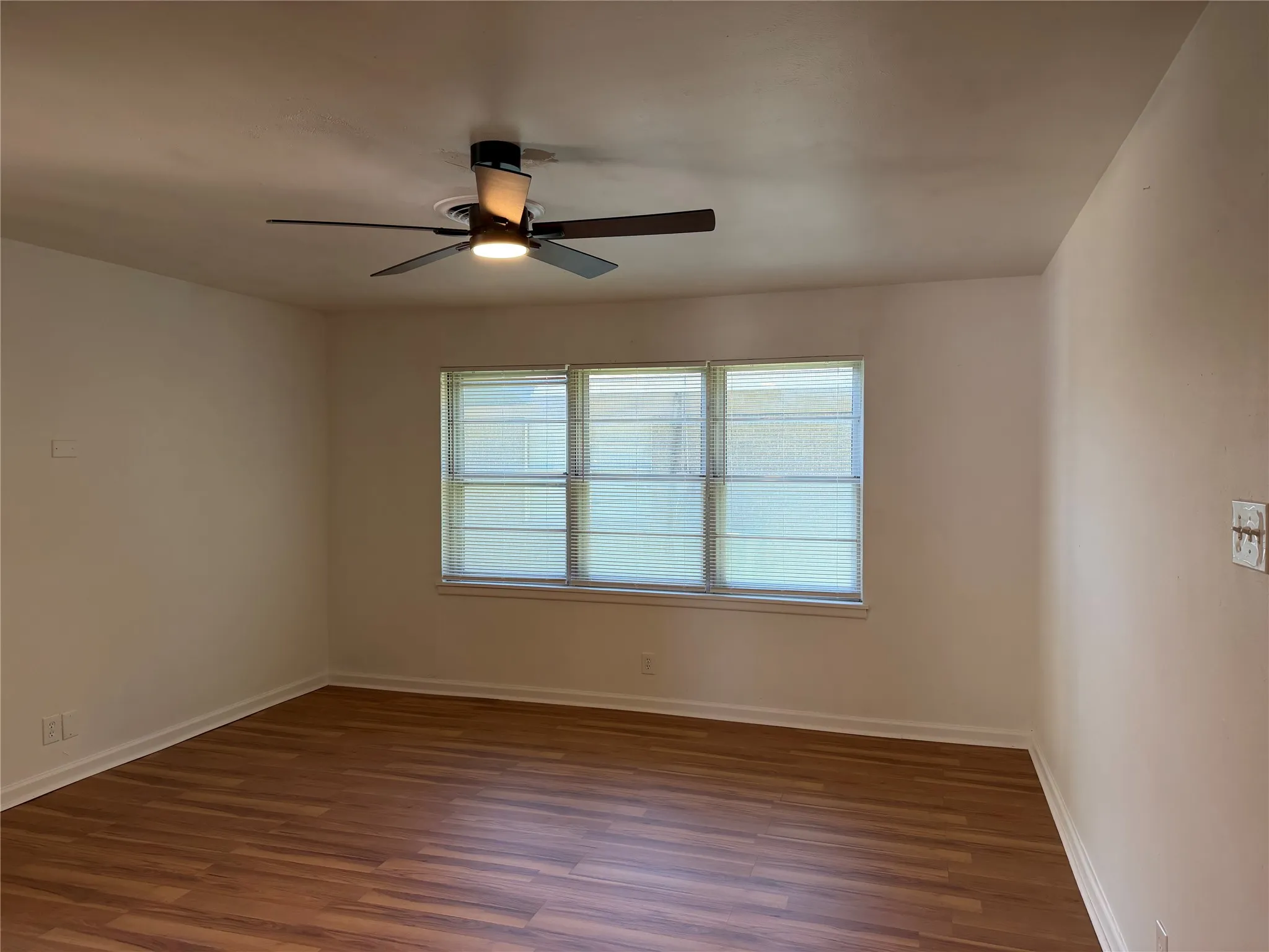 Single Family Residence For Rent in Tarrant County , 2800 W Fuller Avenue, Fort Worth, Texas 76133, 3 Bedroom, 2 Bathroom, 1 Garage spaces, 1,161 Sqft, built in 1956, mls#21338185, Real Estate Agent in Fort Worth, Homes For Rent in Tarrant county, Homes For Rent in Fort Worth, Realtor in Fort Worth Texas, Real Estate Brokerage Independent Realty Texas, Luminita Cordes Realtor