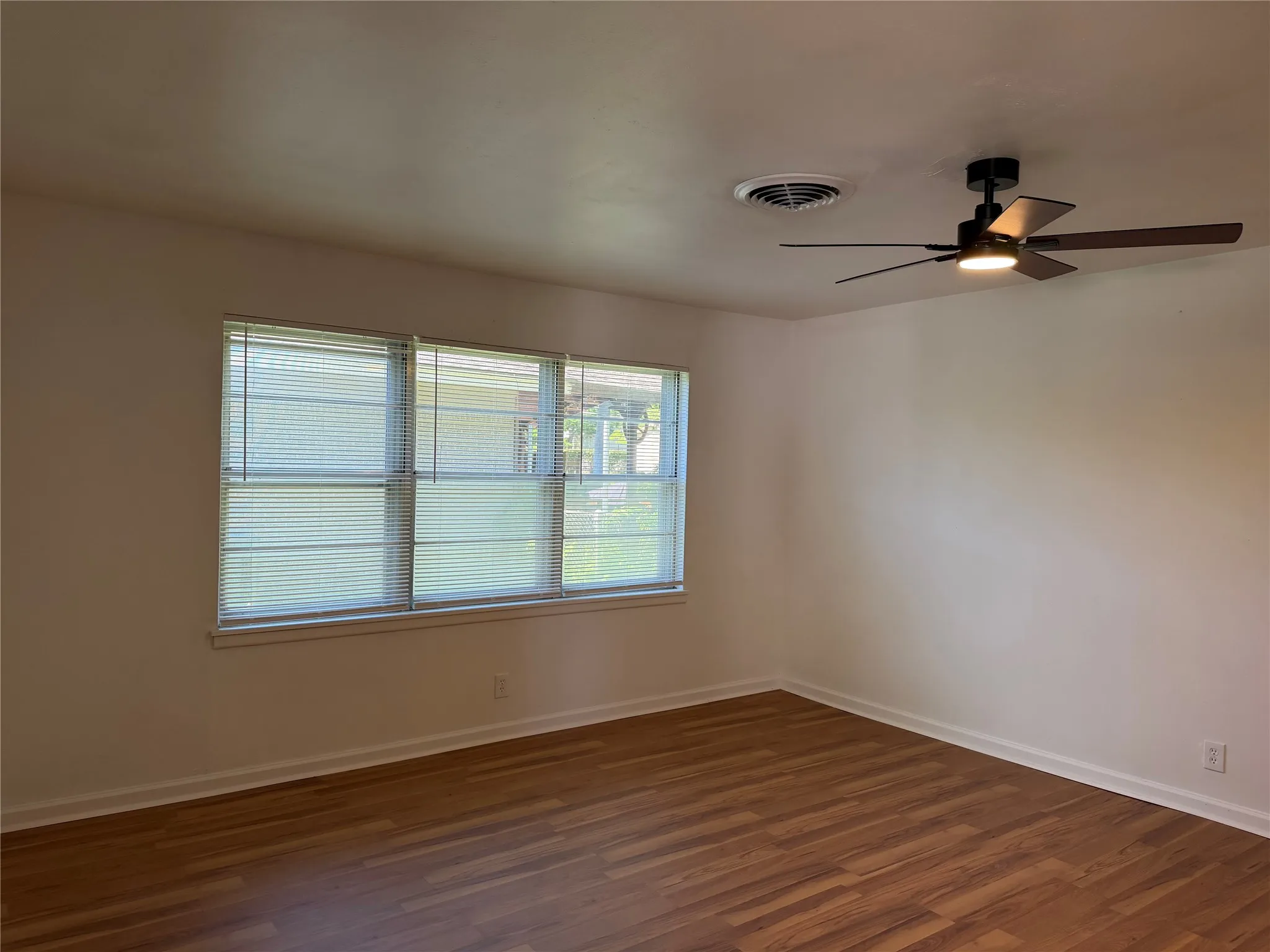 Single Family Residence For Rent in Tarrant County , 2800 W Fuller Avenue, Fort Worth, Texas 76133, 3 Bedroom, 2 Bathroom, 1 Garage spaces, 1,161 Sqft, built in 1956, mls#21338185, Real Estate Agent in Fort Worth, Homes For Rent in Tarrant county, Homes For Rent in Fort Worth, Realtor in Fort Worth Texas, Real Estate Brokerage Independent Realty Texas, Luminita Cordes Realtor