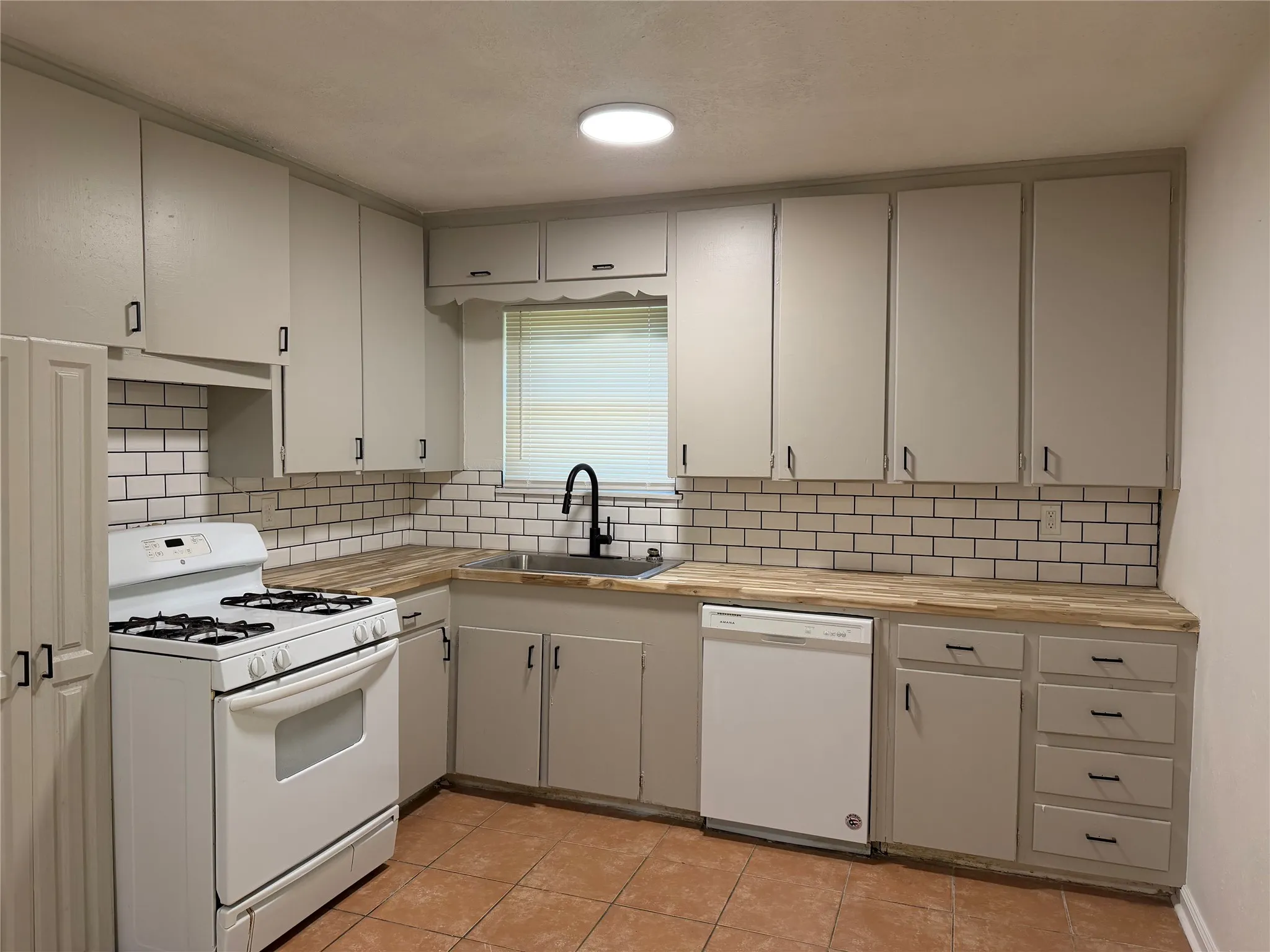 Single Family Residence For Rent in Tarrant County , 2800 W Fuller Avenue, Fort Worth, Texas 76133, 3 Bedroom, 2 Bathroom, 1 Garage spaces, 1,161 Sqft, built in 1956, mls#21338185, Real Estate Agent in Fort Worth, Homes For Rent in Tarrant county, Homes For Rent in Fort Worth, Realtor in Fort Worth Texas, Real Estate Brokerage Independent Realty Texas, Luminita Cordes Realtor