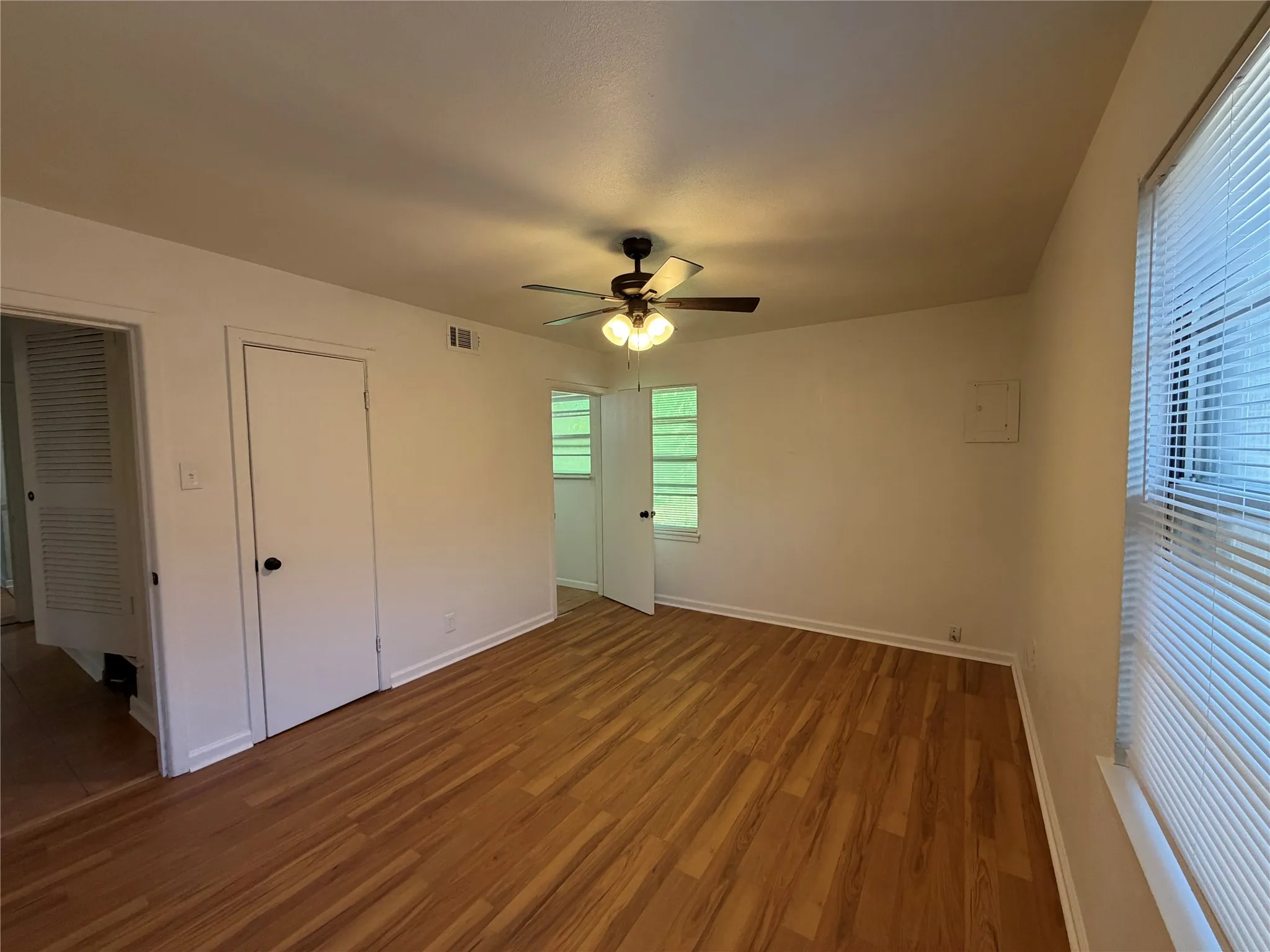 Single Family Residence For Rent in Tarrant County , 2800 W Fuller Avenue, Fort Worth, Texas 76133, 3 Bedroom, 2 Bathroom, 1 Garage spaces, 1,161 Sqft, built in 1956, mls#21338185, Real Estate Agent in Fort Worth, Homes For Rent in Tarrant county, Homes For Rent in Fort Worth, Realtor in Fort Worth Texas, Real Estate Brokerage Independent Realty Texas, Luminita Cordes Realtor