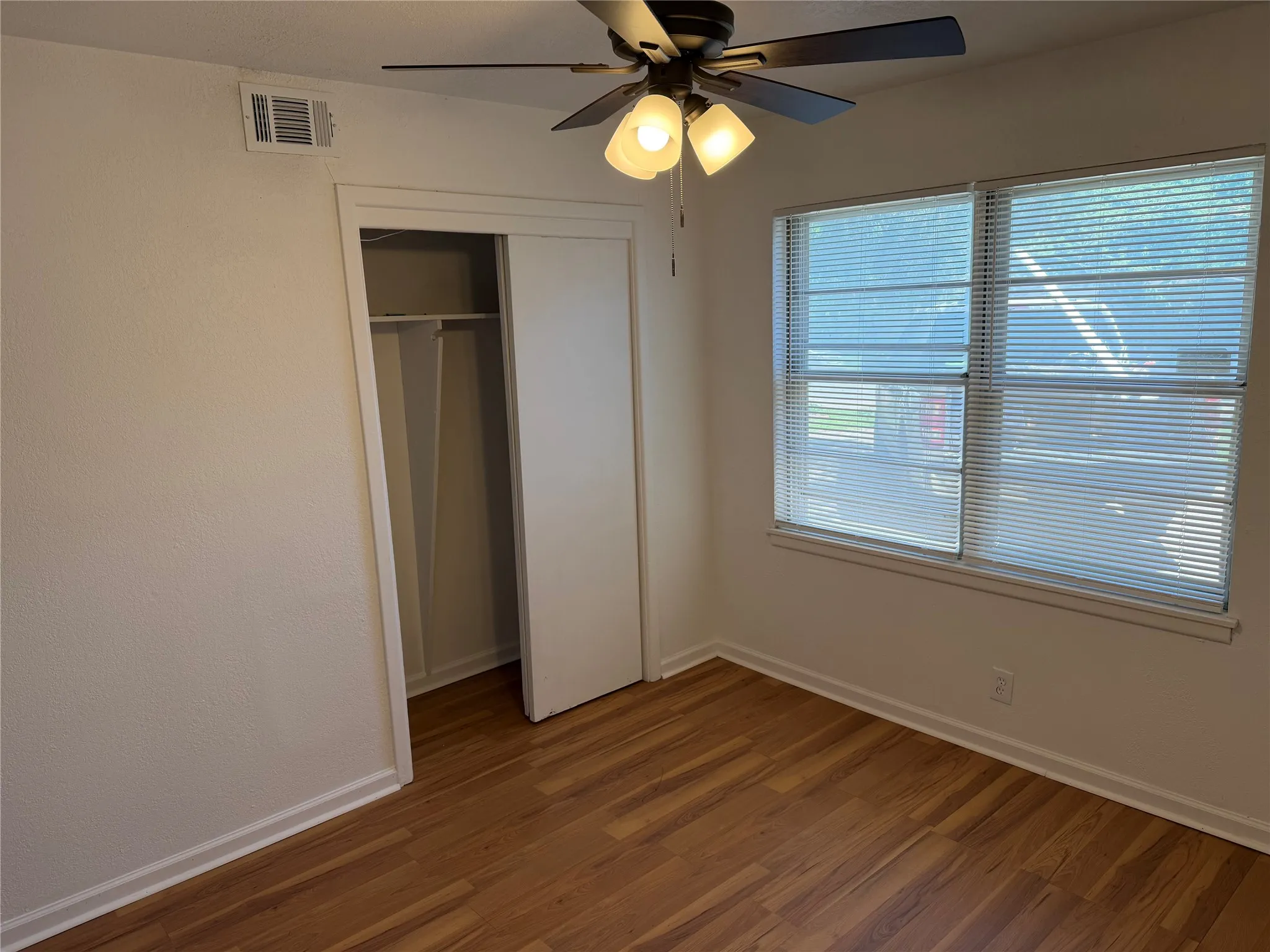 Single Family Residence For Rent in Tarrant County , 2800 W Fuller Avenue, Fort Worth, Texas 76133, 3 Bedroom, 2 Bathroom, 1 Garage spaces, 1,161 Sqft, built in 1956, mls#21338185, Real Estate Agent in Fort Worth, Homes For Rent in Tarrant county, Homes For Rent in Fort Worth, Realtor in Fort Worth Texas, Real Estate Brokerage Independent Realty Texas, Luminita Cordes Realtor