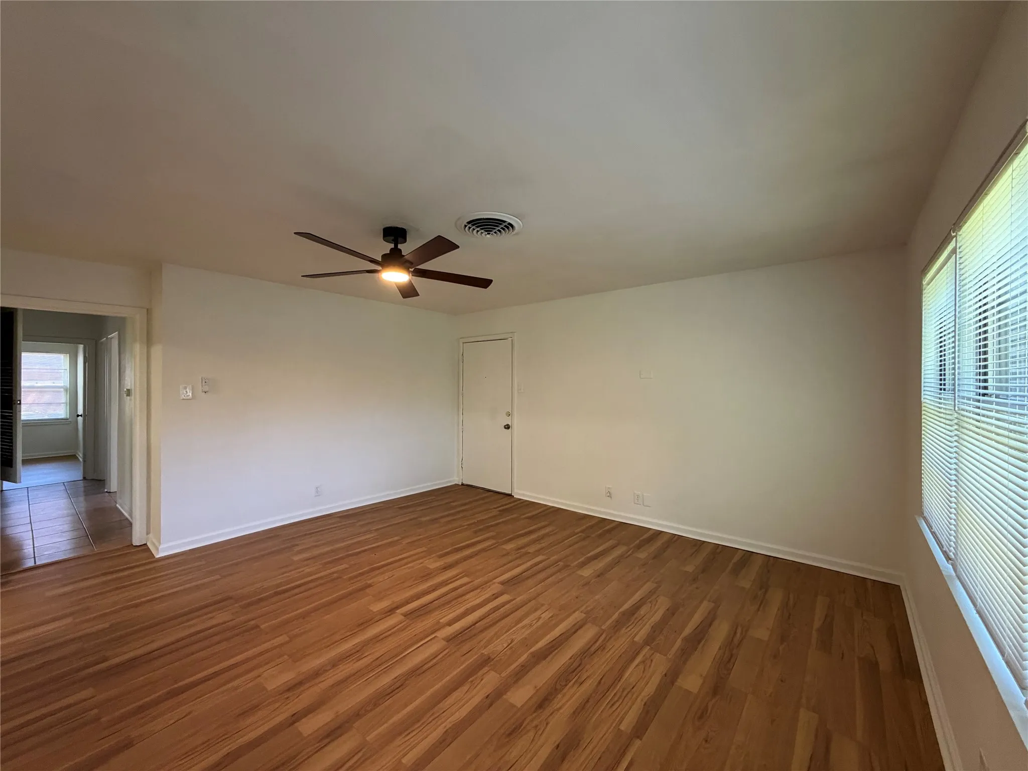 Single Family Residence For Rent in Tarrant County , 2800 W Fuller Avenue, Fort Worth, Texas 76133, 3 Bedroom, 2 Bathroom, 1 Garage spaces, 1,161 Sqft, built in 1956, mls#21338185, Real Estate Agent in Fort Worth, Homes For Rent in Tarrant county, Homes For Rent in Fort Worth, Realtor in Fort Worth Texas, Real Estate Brokerage Independent Realty Texas, Luminita Cordes Realtor