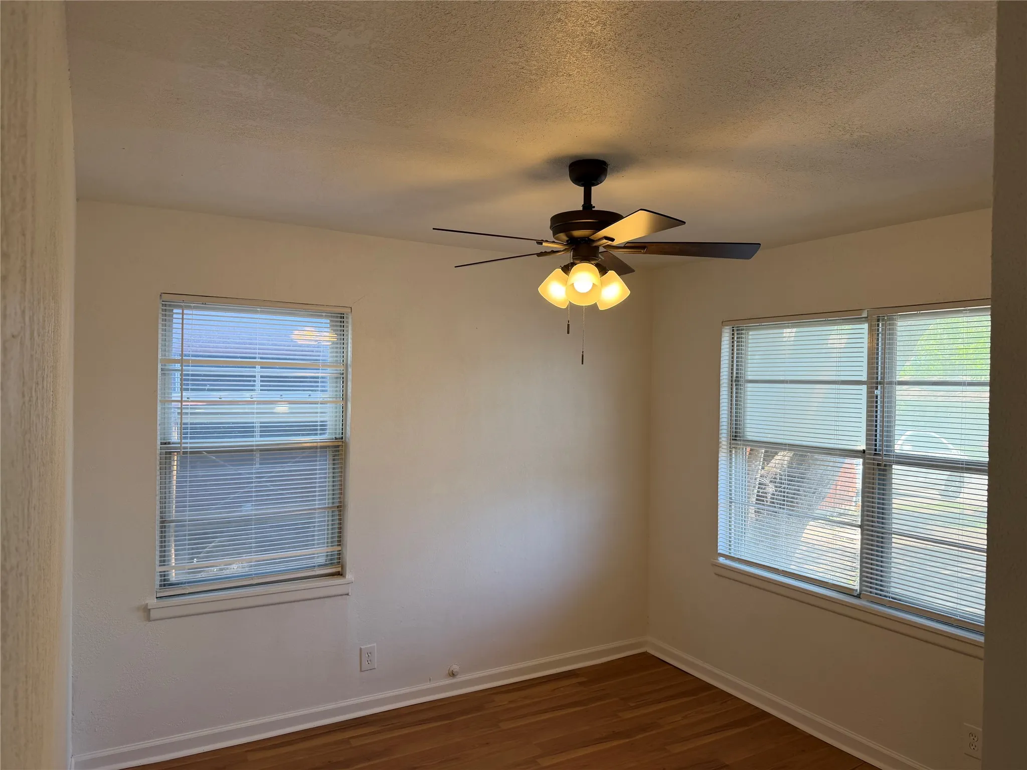Single Family Residence For Rent in Tarrant County , 2800 W Fuller Avenue, Fort Worth, Texas 76133, 3 Bedroom, 2 Bathroom, 1 Garage spaces, 1,161 Sqft, built in 1956, mls#21338185, Real Estate Agent in Fort Worth, Homes For Rent in Tarrant county, Homes For Rent in Fort Worth, Realtor in Fort Worth Texas, Real Estate Brokerage Independent Realty Texas, Luminita Cordes Realtor