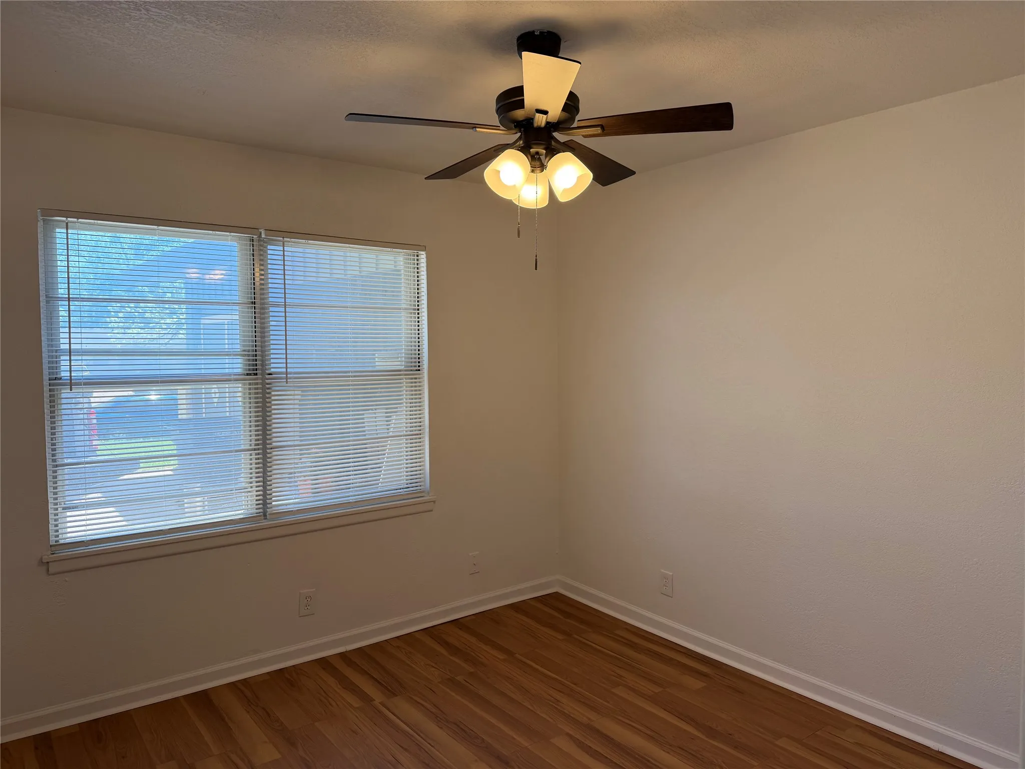 Single Family Residence For Rent in Tarrant County , 2800 W Fuller Avenue, Fort Worth, Texas 76133, 3 Bedroom, 2 Bathroom, 1 Garage spaces, 1,161 Sqft, built in 1956, mls#21338185, Real Estate Agent in Fort Worth, Homes For Rent in Tarrant county, Homes For Rent in Fort Worth, Realtor in Fort Worth Texas, Real Estate Brokerage Independent Realty Texas, Luminita Cordes Realtor