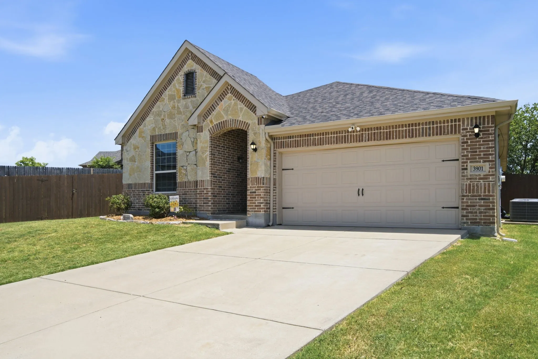 Single Family Residence For Sale in Denton County , 3901 Kensington Drive, Sanger, Texas 76266, 4 Bedroom, 2 Bathroom, 2 Garage spaces, 1,943 Sqft, built in 2017, mls#21337633, Real Estate Agent in Sanger, Homes For Sale in Denton county, Homes For Sale in Sanger, Realtor in Sanger Texas, Real Estate Brokerage Independent Realty Texas, Luminita Cordes Realtor