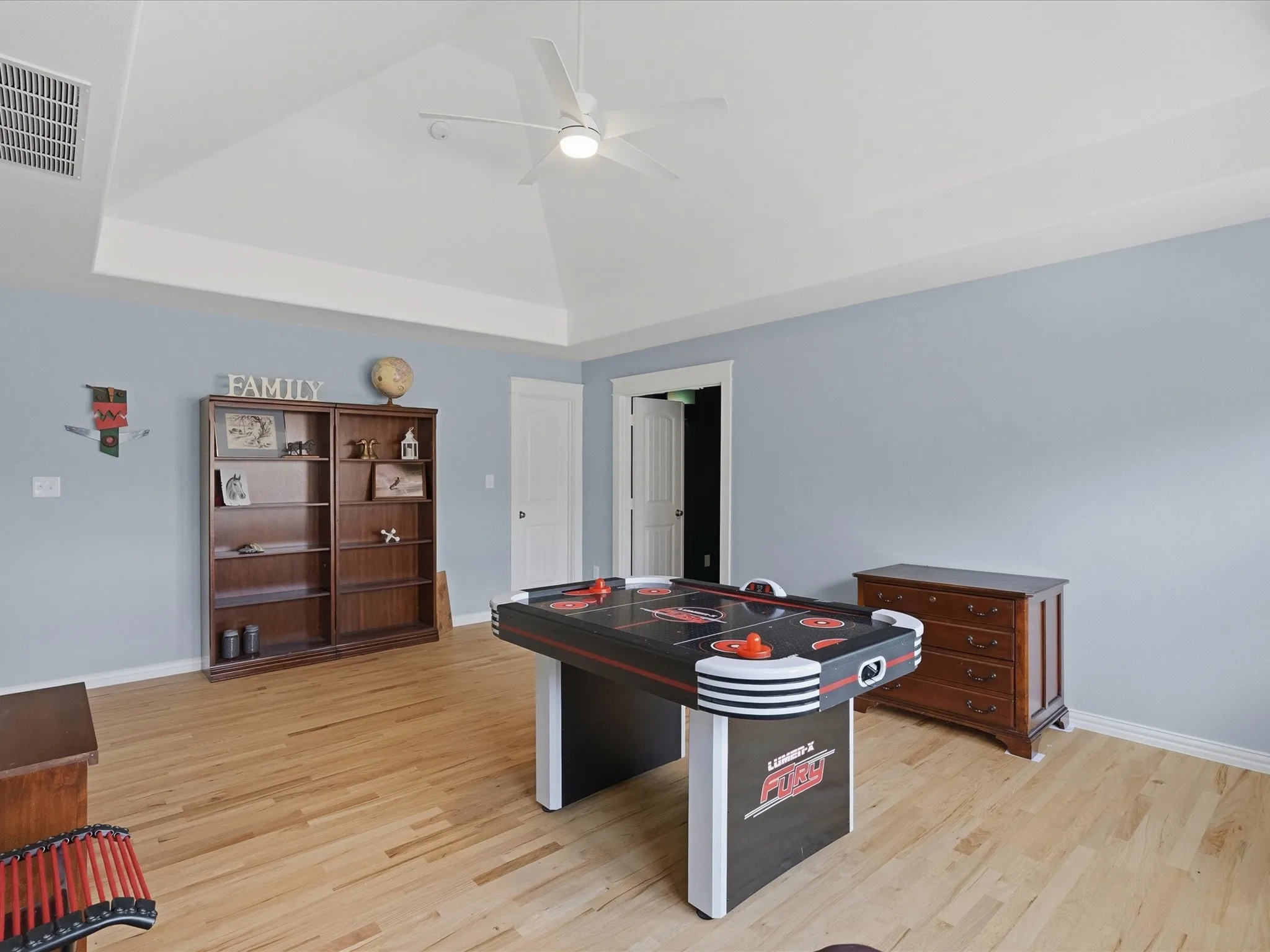 Single Family Residence For Sale in Collin County , 7204 Cheltenham Avenue, Mc Kinney, Texas 75071, 4 Bedroom, 4 Bathroom, 2 Garage spaces, 3,387 Sqft, built in 2011, mls#21337779, Real Estate Agent in Mc Kinney, Homes For Sale in Collin county, Homes For Sale in Mc Kinney, Realtor in Mc Kinney Texas, Real Estate Brokerage Independent Realty Texas, Luminita Cordes Realtor