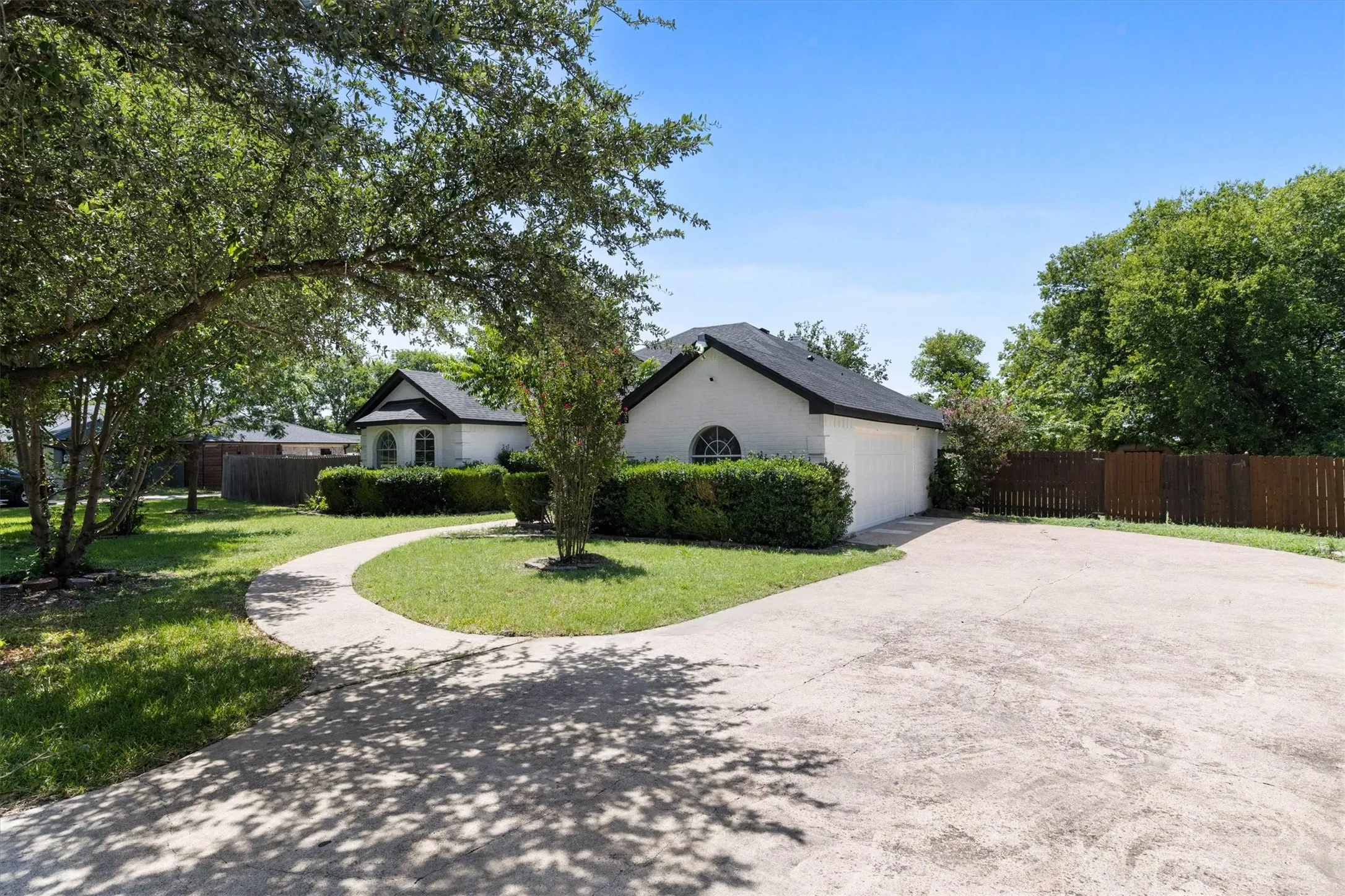 Single Family Residence For Sale in Dallas County , 214 Pearly Top Drive, Glenn Heights, Texas 75154, 4 Bedroom, 3 Bathroom, 2 Garage spaces, 2,572 Sqft, built in 1999, mls#21336376, Real Estate Agent in Glenn Heights, Homes For Sale in Dallas county, Homes For Sale in Glenn Heights, Realtor in Glenn Heights Texas, Real Estate Brokerage Independent Realty Texas, Luminita Cordes Realtor