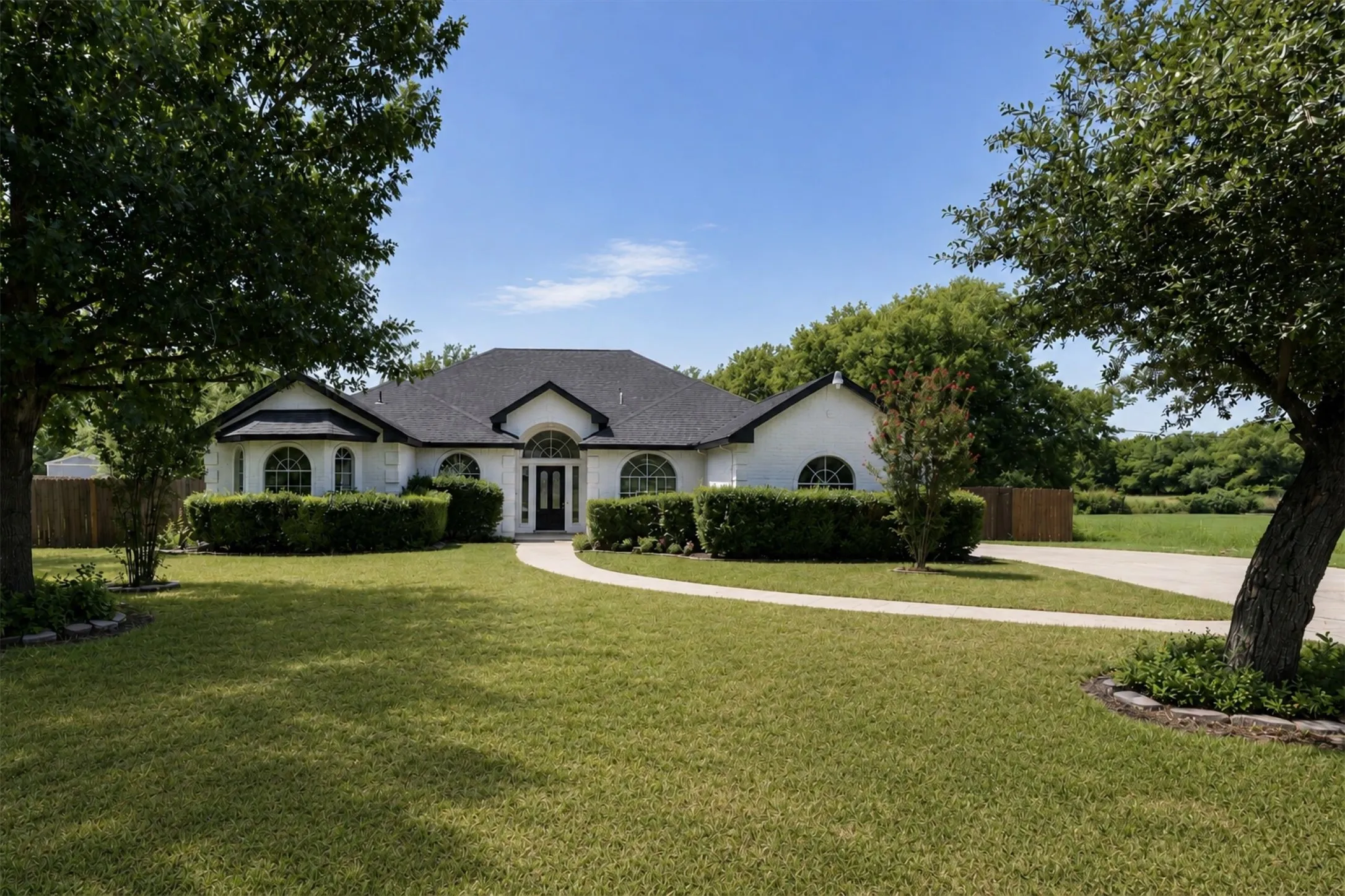 Single Family Residence For Sale in Dallas County , 214 Pearly Top Drive, Glenn Heights, Texas 75154, 4 Bedroom, 3 Bathroom, 2 Garage spaces, 2,572 Sqft, built in 1999, mls#21336376, Real Estate Agent in Glenn Heights, Homes For Sale in Dallas county, Homes For Sale in Glenn Heights, Realtor in Glenn Heights Texas, Real Estate Brokerage Independent Realty Texas, Luminita Cordes Realtor