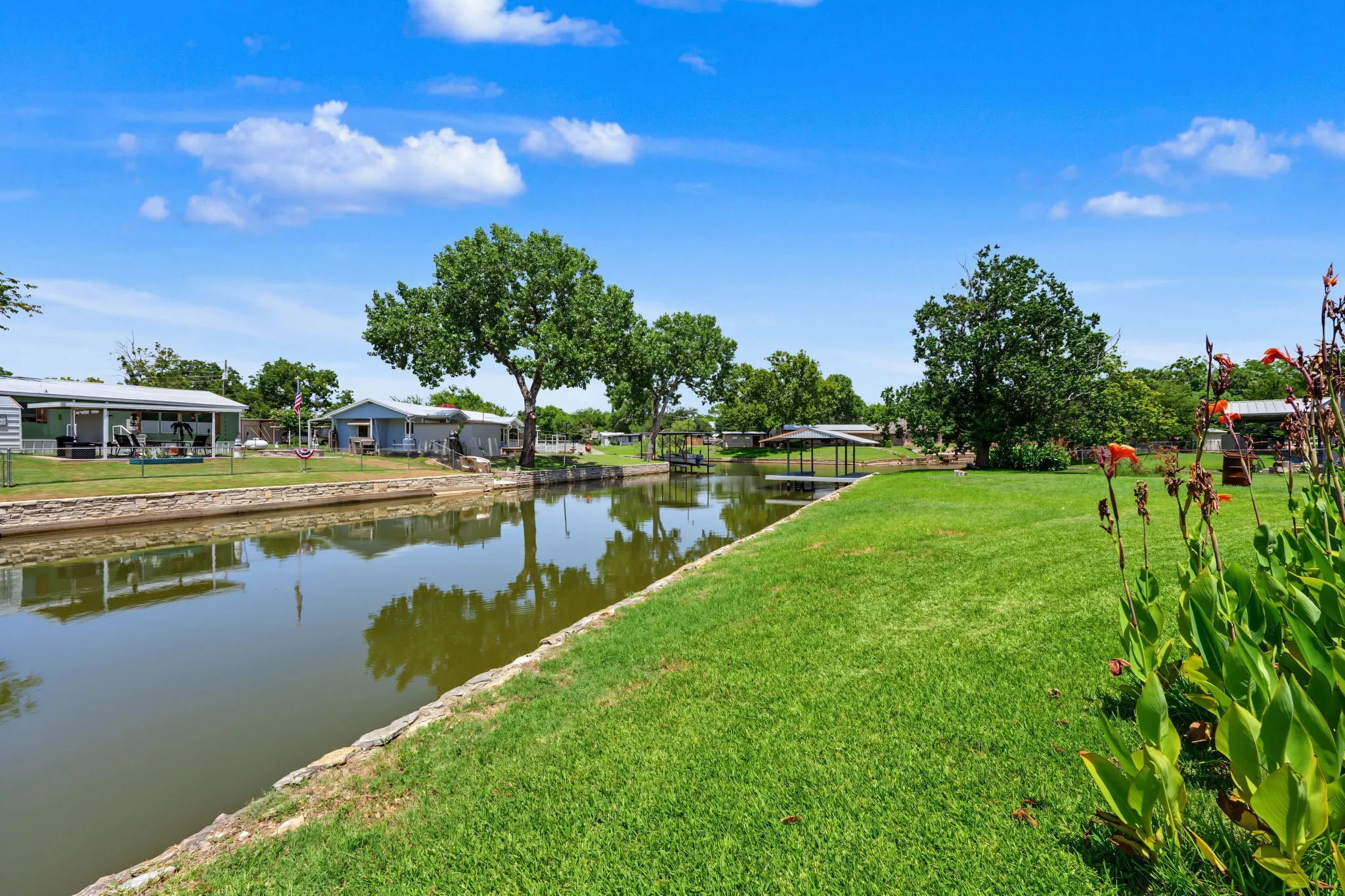 Mobile Home For Sale in Hood County , 4316 Cottonwood Court, Granbury, Texas 76049, 2 Bedroom, 1 Bathroom, Garage spaces, 868 Sqft, built in 1970, mls#21338199, Real Estate Agent in Granbury, Homes For Sale in Hood county, Homes For Sale in Granbury, Realtor in Granbury Texas, Real Estate Brokerage Independent Realty Texas, Luminita Cordes Realtor