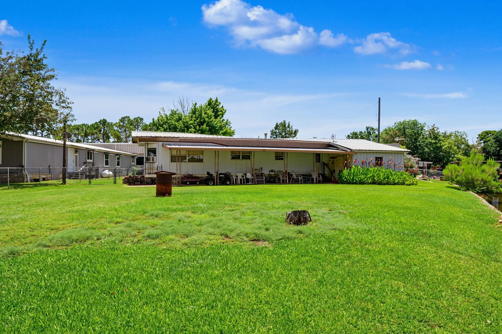 Mobile Home For Sale in Hood County , 4316 Cottonwood Court, Granbury, Texas 76049, 2 Bedroom, 1 Bathroom, Garage spaces, 868 Sqft, built in 1970, mls#21338199, Real Estate Agent in Granbury, Homes For Sale in Hood county, Homes For Sale in Granbury, Realtor in Granbury Texas, Real Estate Brokerage Independent Realty Texas, Luminita Cordes Realtor