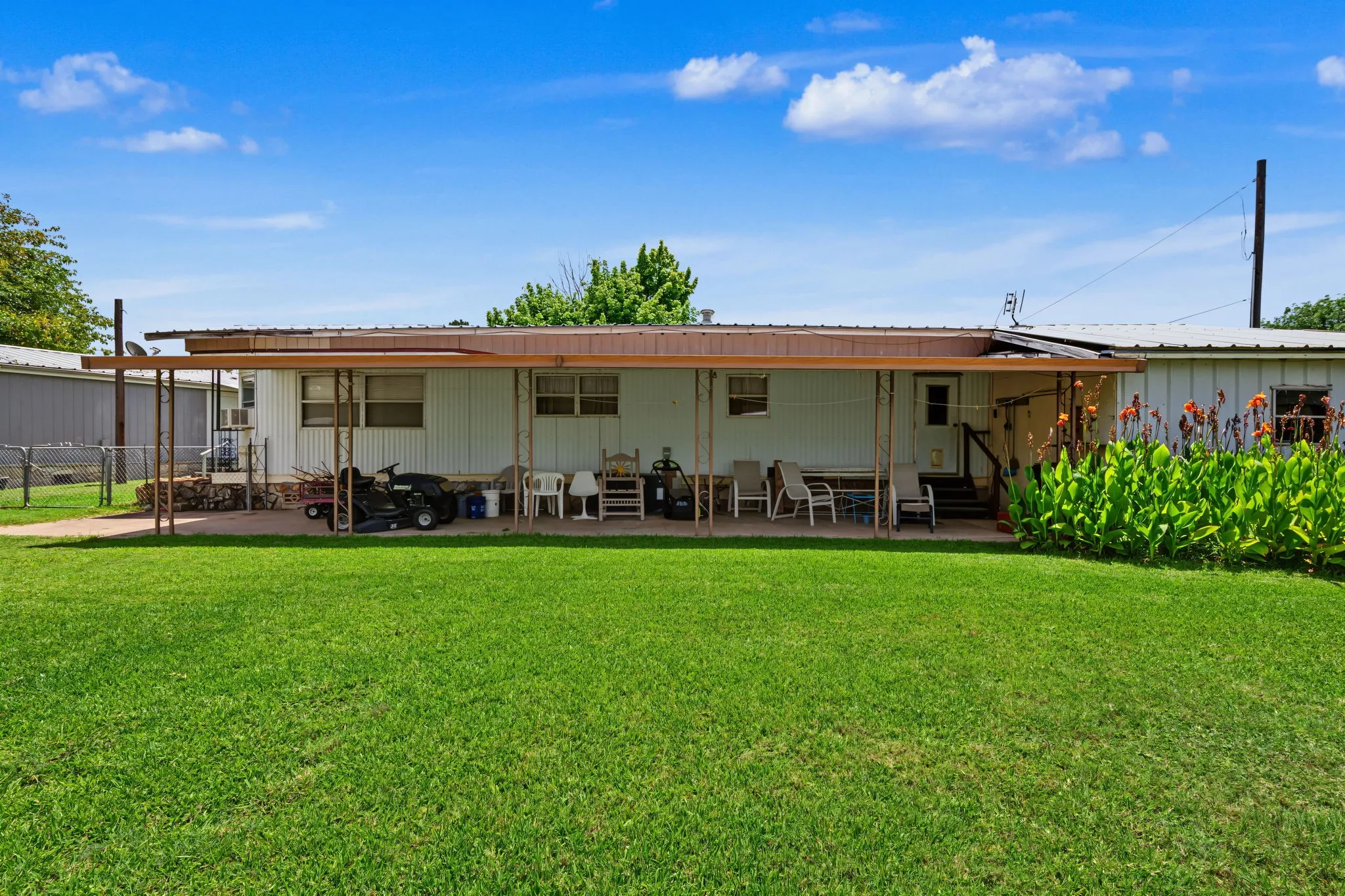 Mobile Home For Sale in Hood County , 4316 Cottonwood Court, Granbury, Texas 76049, 2 Bedroom, 1 Bathroom, Garage spaces, 868 Sqft, built in 1970, mls#21338199, Real Estate Agent in Granbury, Homes For Sale in Hood county, Homes For Sale in Granbury, Realtor in Granbury Texas, Real Estate Brokerage Independent Realty Texas, Luminita Cordes Realtor