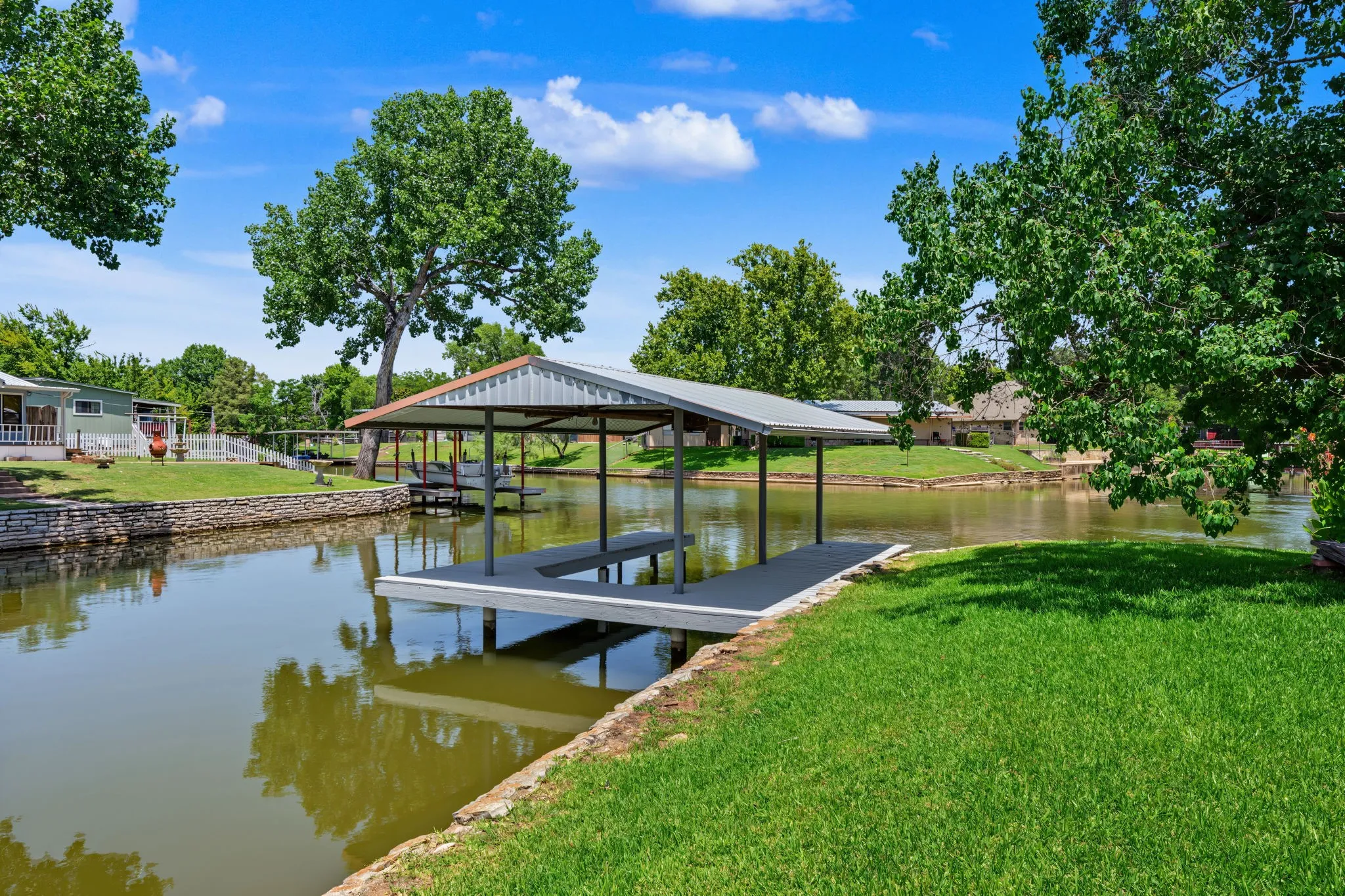 Mobile Home For Sale in Hood County , 4316 Cottonwood Court, Granbury, Texas 76049, 2 Bedroom, 1 Bathroom, Garage spaces, 868 Sqft, built in 1970, mls#21338199, Real Estate Agent in Granbury, Homes For Sale in Hood county, Homes For Sale in Granbury, Realtor in Granbury Texas, Real Estate Brokerage Independent Realty Texas, Luminita Cordes Realtor