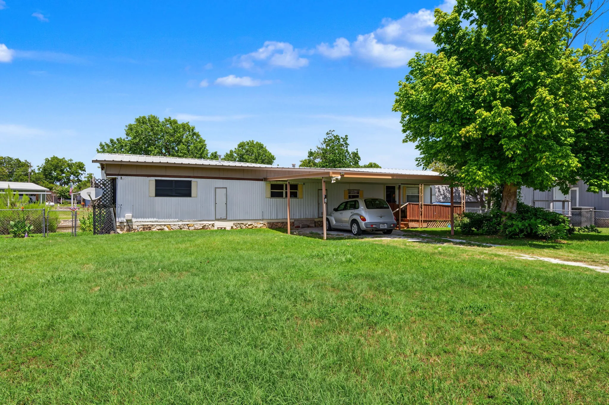 Mobile Home For Sale in Hood County , 4316 Cottonwood Court, Granbury, Texas 76049, 2 Bedroom, 1 Bathroom, Garage spaces, 868 Sqft, built in 1970, mls#21338199, Real Estate Agent in Granbury, Homes For Sale in Hood county, Homes For Sale in Granbury, Realtor in Granbury Texas, Real Estate Brokerage Independent Realty Texas, Luminita Cordes Realtor