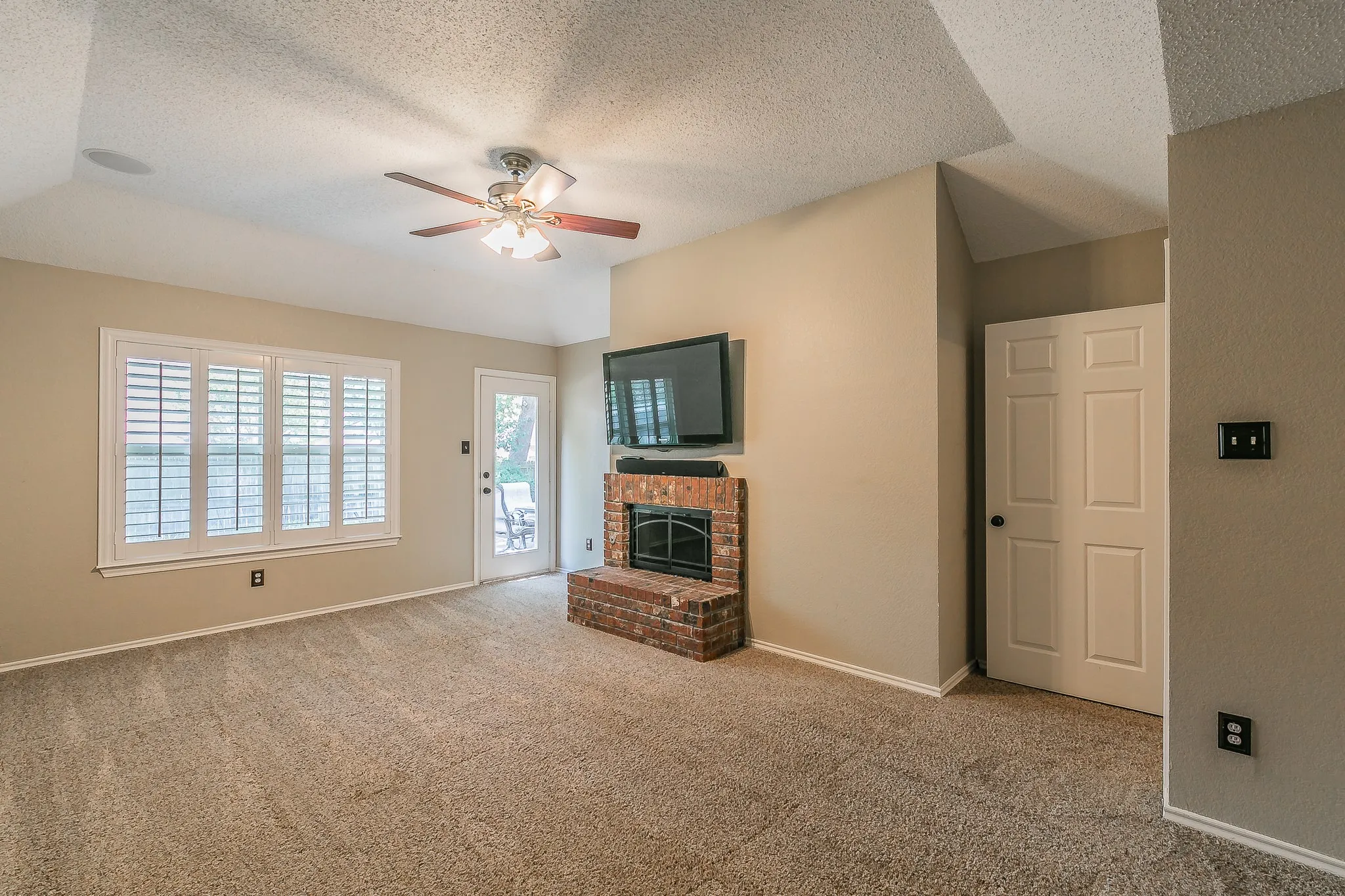 Single Family Residence For Sale in Tarrant County , 3317 Clearfield Drive, Grapevine, Texas 76051, 3 Bedroom, 2 Bathroom, 2 Garage spaces, 2,205 Sqft, built in 1988, mls#21336968, Real Estate Agent in Grapevine, Homes For Sale in Tarrant county, Homes For Sale in Grapevine, Realtor in Grapevine Texas, Real Estate Brokerage Independent Realty Texas, Luminita Cordes Realtor