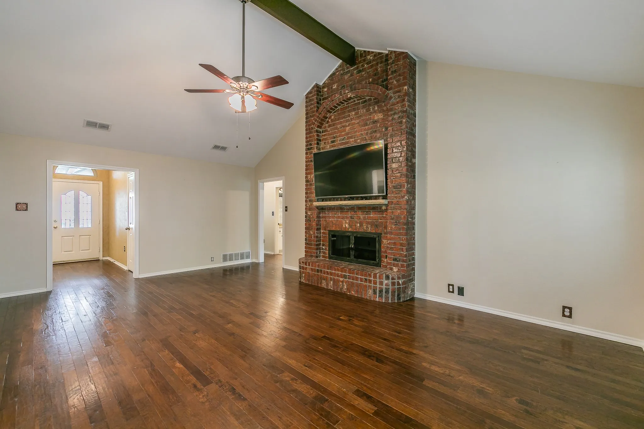 Single Family Residence For Sale in Tarrant County , 3317 Clearfield Drive, Grapevine, Texas 76051, 3 Bedroom, 2 Bathroom, 2 Garage spaces, 2,205 Sqft, built in 1988, mls#21336968, Real Estate Agent in Grapevine, Homes For Sale in Tarrant county, Homes For Sale in Grapevine, Realtor in Grapevine Texas, Real Estate Brokerage Independent Realty Texas, Luminita Cordes Realtor