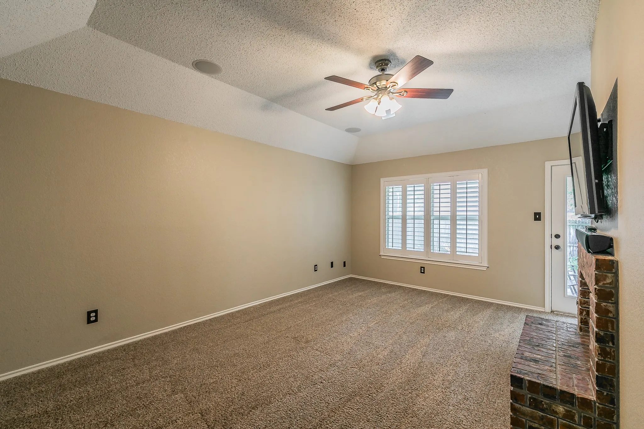 Single Family Residence For Sale in Tarrant County , 3317 Clearfield Drive, Grapevine, Texas 76051, 3 Bedroom, 2 Bathroom, 2 Garage spaces, 2,205 Sqft, built in 1988, mls#21336968, Real Estate Agent in Grapevine, Homes For Sale in Tarrant county, Homes For Sale in Grapevine, Realtor in Grapevine Texas, Real Estate Brokerage Independent Realty Texas, Luminita Cordes Realtor