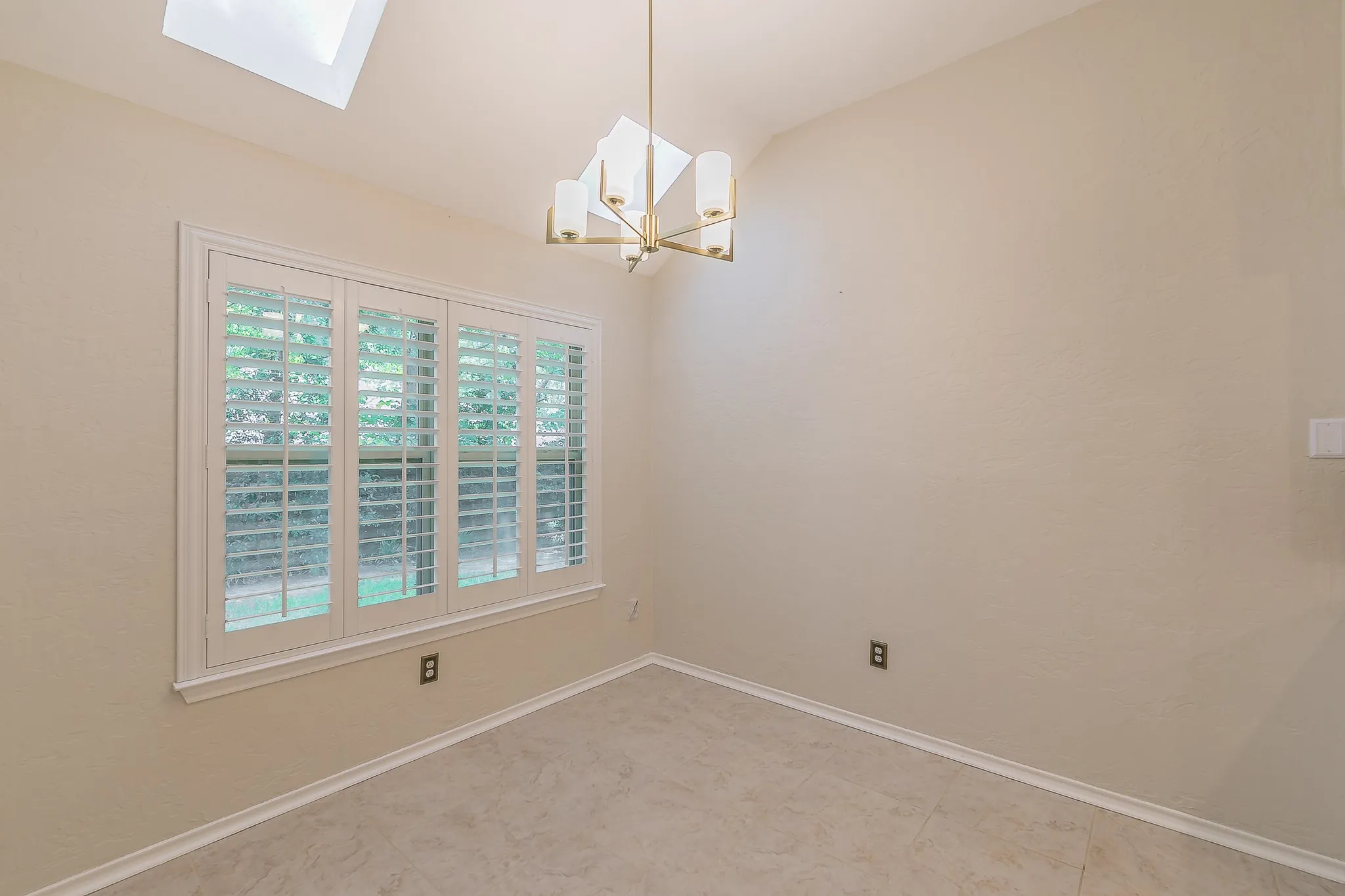 Single Family Residence For Sale in Tarrant County , 3317 Clearfield Drive, Grapevine, Texas 76051, 3 Bedroom, 2 Bathroom, 2 Garage spaces, 2,205 Sqft, built in 1988, mls#21336968, Real Estate Agent in Grapevine, Homes For Sale in Tarrant county, Homes For Sale in Grapevine, Realtor in Grapevine Texas, Real Estate Brokerage Independent Realty Texas, Luminita Cordes Realtor