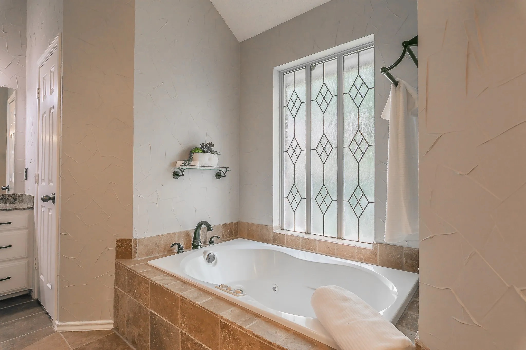 Single Family Residence For Sale in Tarrant County , 3317 Clearfield Drive, Grapevine, Texas 76051, 3 Bedroom, 2 Bathroom, 2 Garage spaces, 2,205 Sqft, built in 1988, mls#21336968, Real Estate Agent in Grapevine, Homes For Sale in Tarrant county, Homes For Sale in Grapevine, Realtor in Grapevine Texas, Real Estate Brokerage Independent Realty Texas, Luminita Cordes Realtor