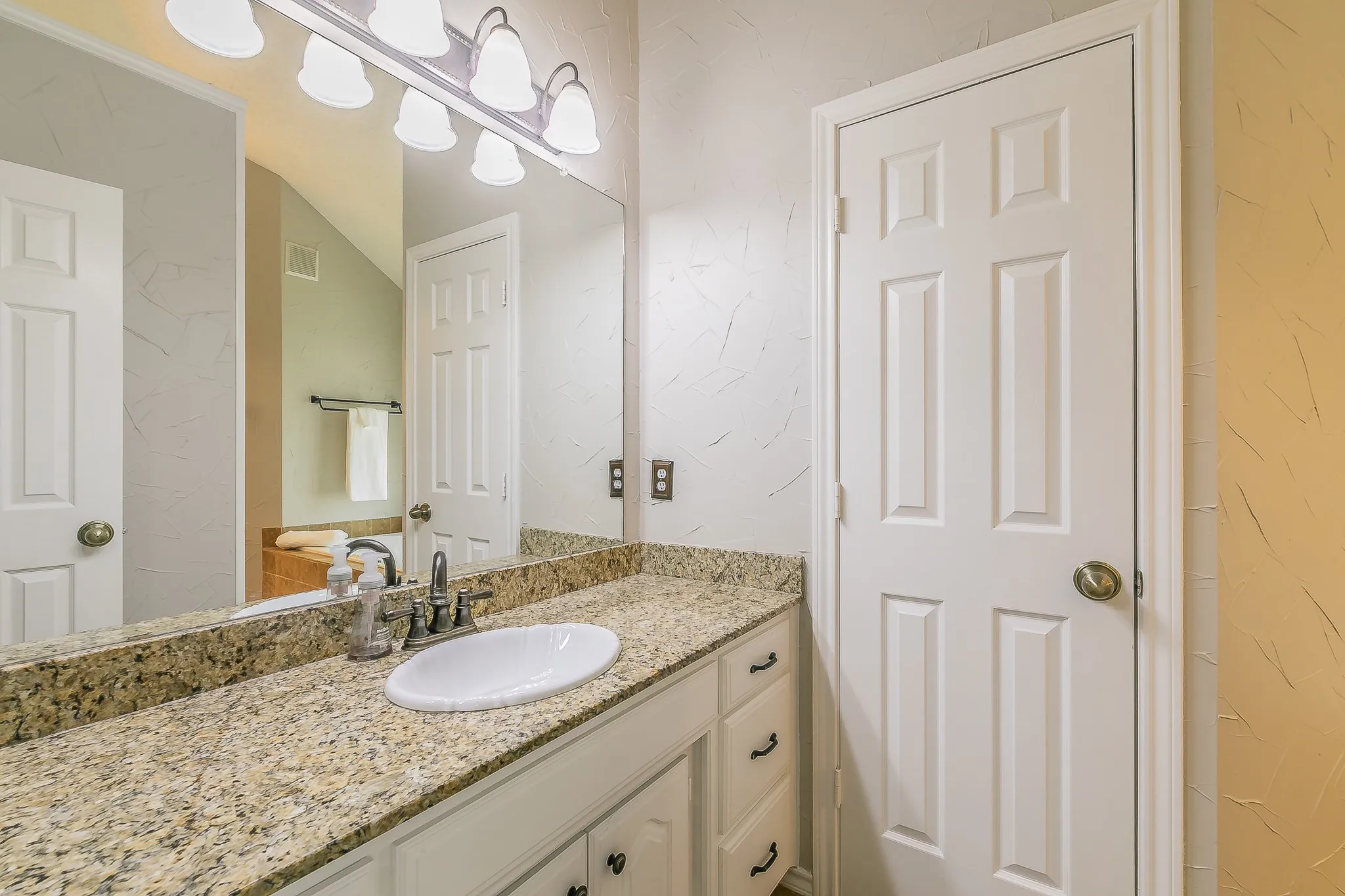 Single Family Residence For Sale in Tarrant County , 3317 Clearfield Drive, Grapevine, Texas 76051, 3 Bedroom, 2 Bathroom, 2 Garage spaces, 2,205 Sqft, built in 1988, mls#21336968, Real Estate Agent in Grapevine, Homes For Sale in Tarrant county, Homes For Sale in Grapevine, Realtor in Grapevine Texas, Real Estate Brokerage Independent Realty Texas, Luminita Cordes Realtor