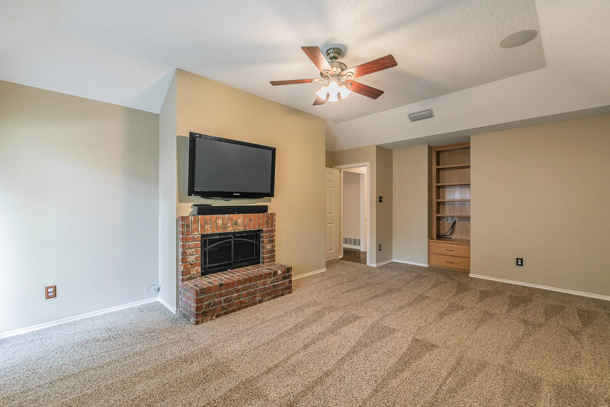 Single Family Residence For Sale in Tarrant County , 3317 Clearfield Drive, Grapevine, Texas 76051, 3 Bedroom, 2 Bathroom, 2 Garage spaces, 2,205 Sqft, built in 1988, mls#21336968, Real Estate Agent in Grapevine, Homes For Sale in Tarrant county, Homes For Sale in Grapevine, Realtor in Grapevine Texas, Real Estate Brokerage Independent Realty Texas, Luminita Cordes Realtor