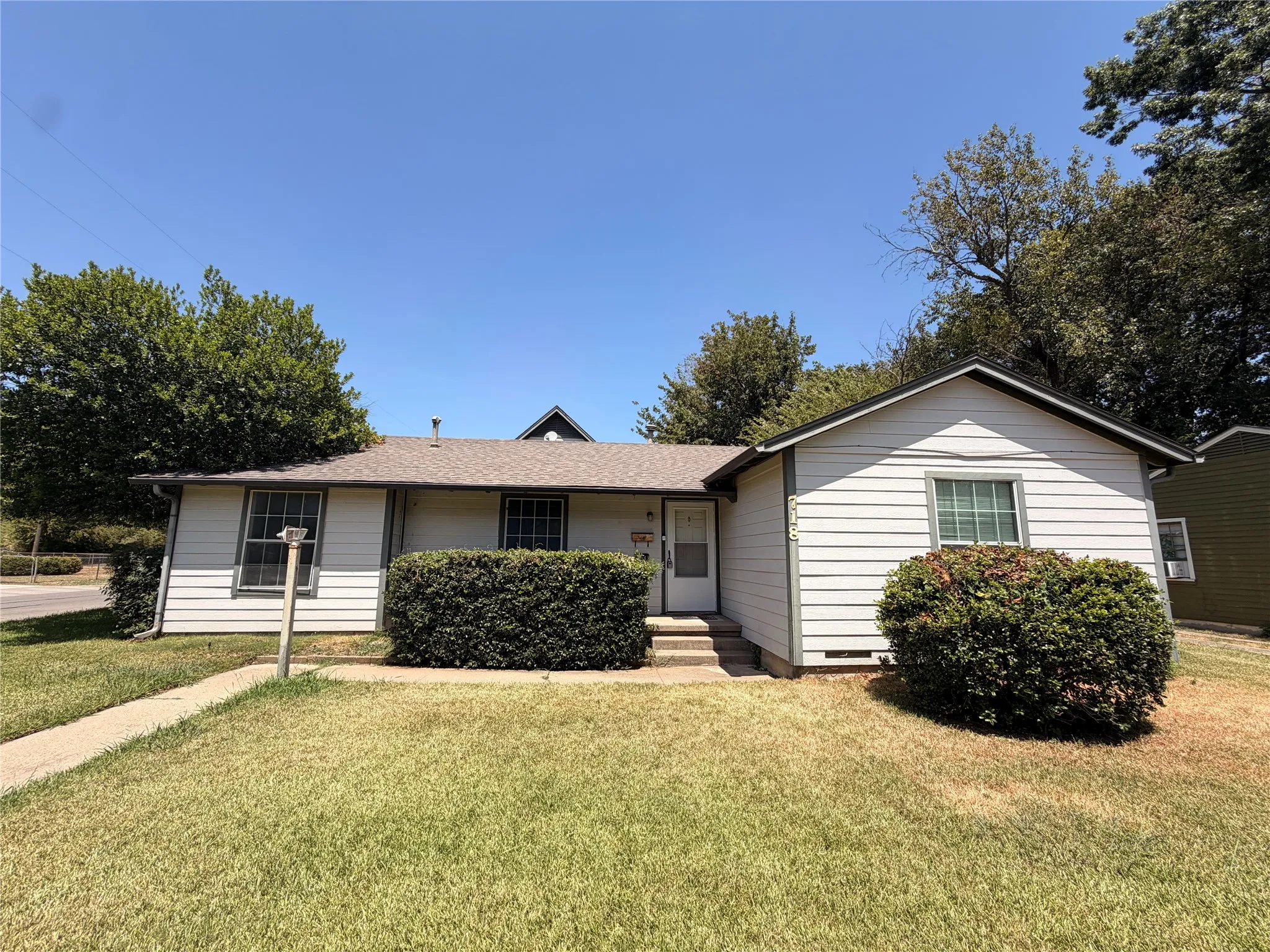Single Family Residence For Rent in Denton County , 718 Crescent Street, Denton, Texas 76201, 3 Bedroom, 2 Bathroom, 1 Garage spaces, 1,350 Sqft, built in 1963, mls#21337087, Real Estate Agent in Denton, Homes For Rent in Denton county, Homes For Rent in Denton, Realtor in Denton Texas, Real Estate Brokerage Independent Realty Texas, Luminita Cordes Realtor