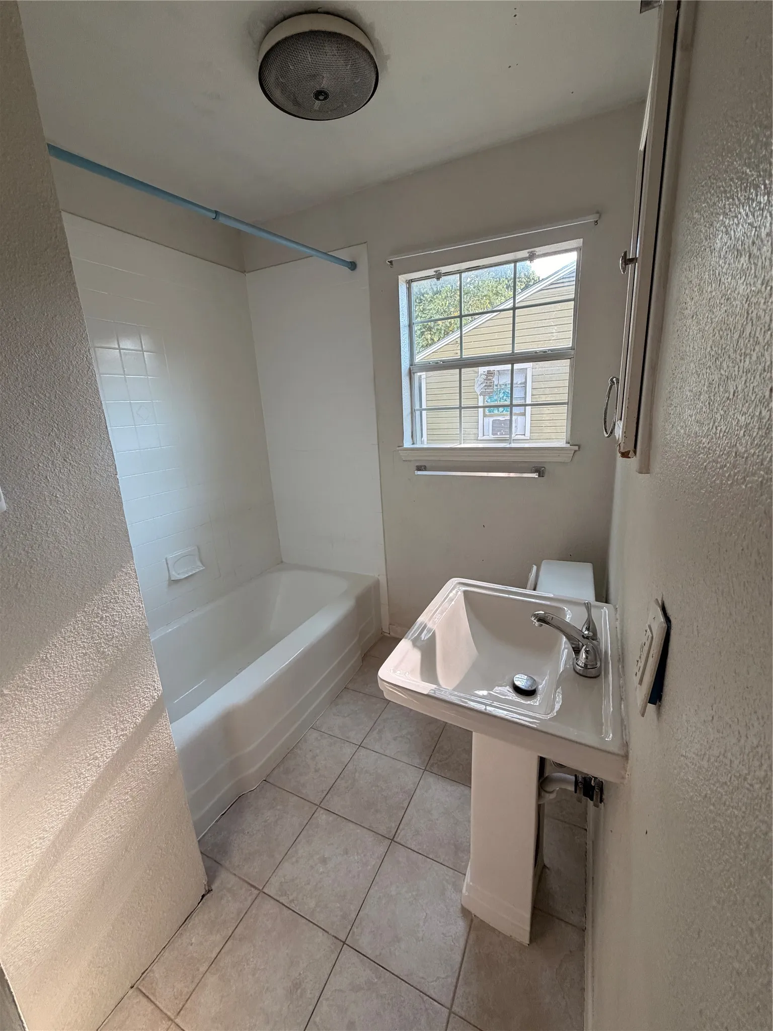 Single Family Residence For Rent in Denton County , 718 Crescent Street, Denton, Texas 76201, 3 Bedroom, 2 Bathroom, 1 Garage spaces, 1,350 Sqft, built in 1963, mls#21337087, Real Estate Agent in Denton, Homes For Rent in Denton county, Homes For Rent in Denton, Realtor in Denton Texas, Real Estate Brokerage Independent Realty Texas, Luminita Cordes Realtor