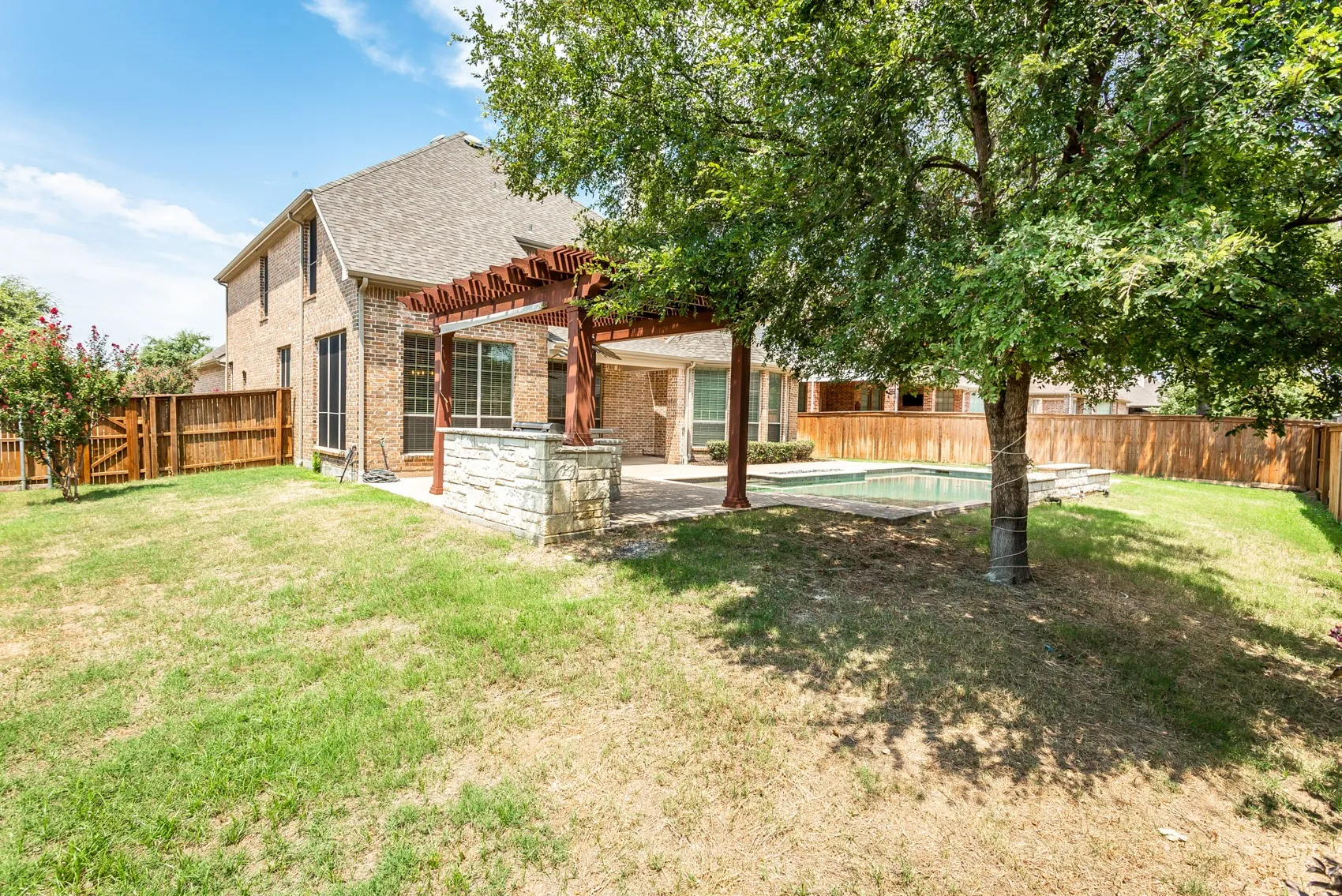 Oversized lot perfect for entertaining