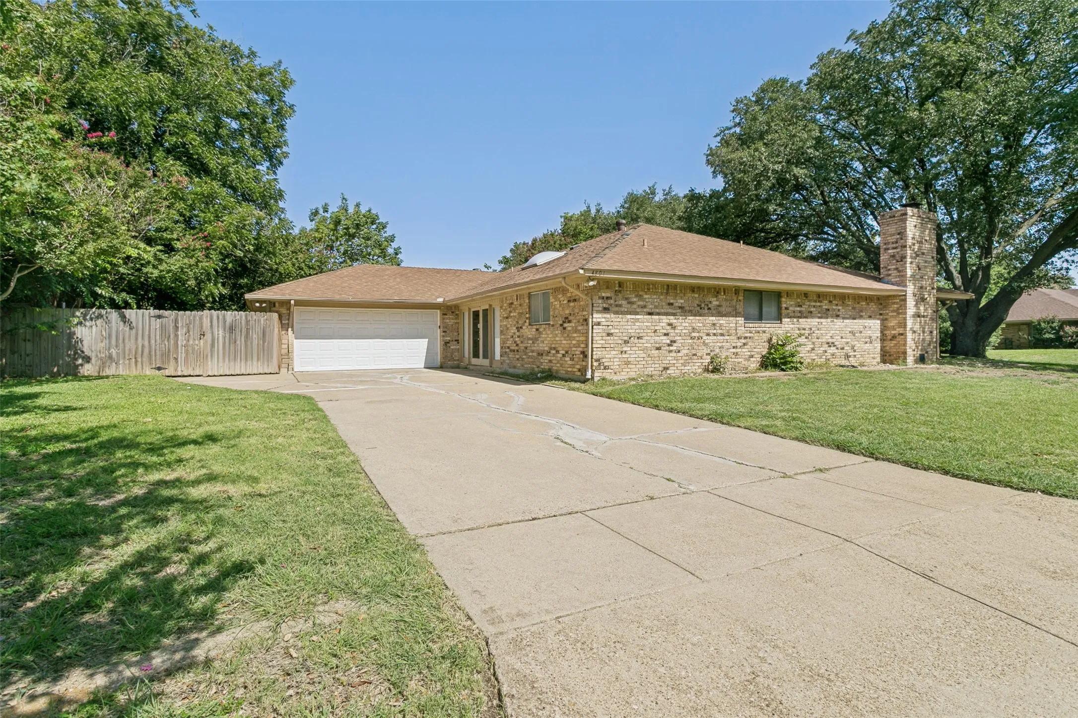 Single Family Residence For Sale in Tarrant County , 4801 Applewood Road, Fort Worth, Texas 76133, 4 Bedroom, 3 Bathroom, 2 Garage spaces, 2,179 Sqft, built in 1979, mls#21305792, Real Estate Agent in Fort Worth, Homes For Sale in Tarrant county, Homes For Sale in Fort Worth, Realtor in Fort Worth Texas, Real Estate Brokerage Independent Realty Texas, Luminita Cordes Realtor