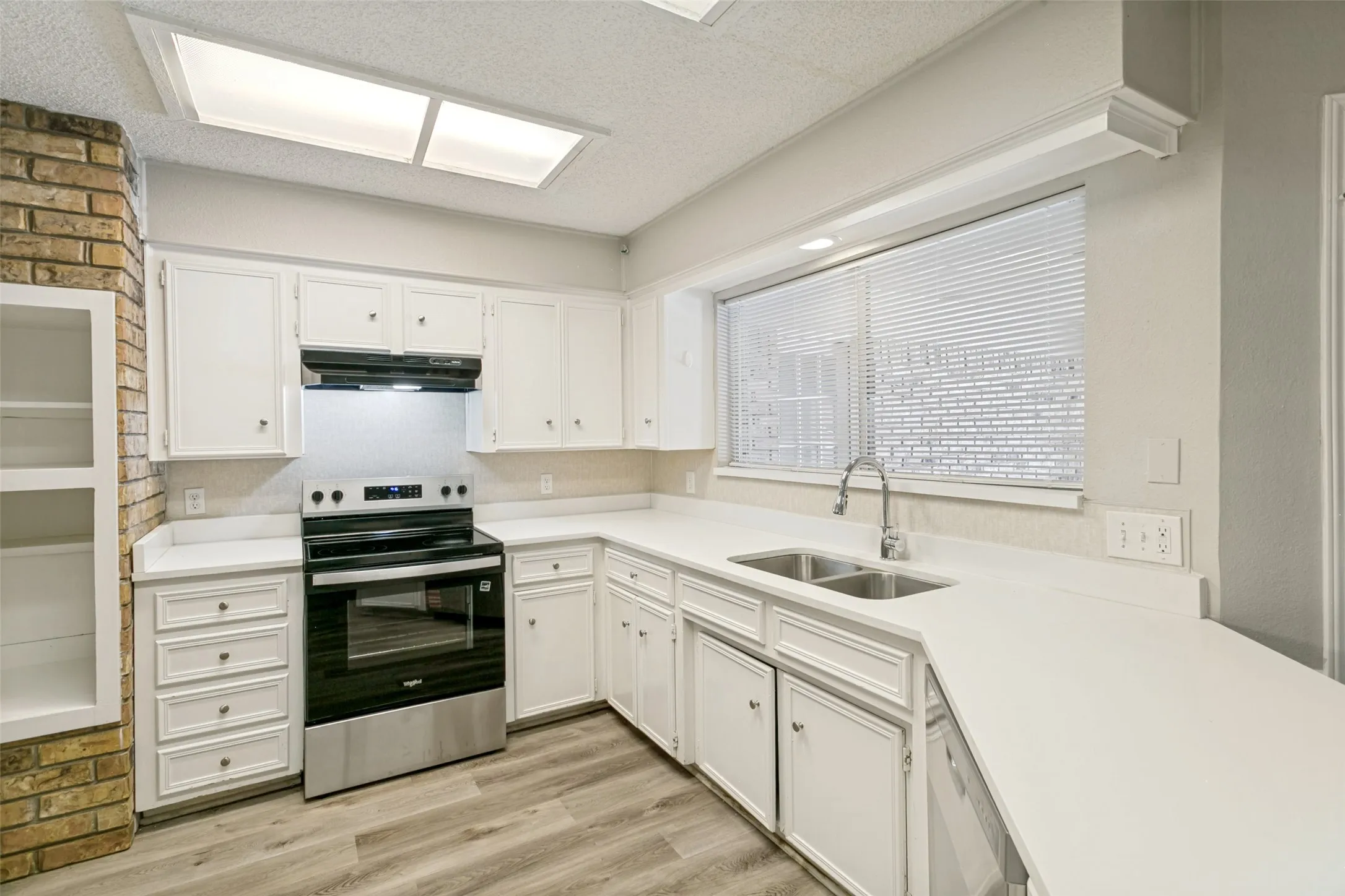 Single Family Residence For Sale in Tarrant County , 4801 Applewood Road, Fort Worth, Texas 76133, 4 Bedroom, 3 Bathroom, 2 Garage spaces, 2,179 Sqft, built in 1979, mls#21305792, Real Estate Agent in Fort Worth, Homes For Sale in Tarrant county, Homes For Sale in Fort Worth, Realtor in Fort Worth Texas, Real Estate Brokerage Independent Realty Texas, Luminita Cordes Realtor