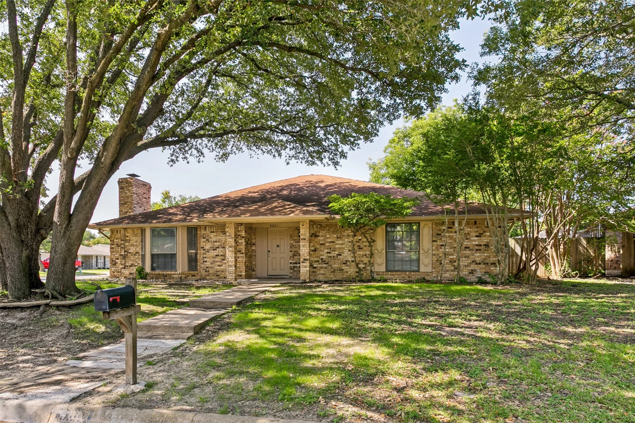 Single Family Residence For Sale in Tarrant County , 4801 Applewood Road, Fort Worth, Texas 76133, 4 Bedroom, 3 Bathroom, 2 Garage spaces, 2,179 Sqft, built in 1979, mls#21305792, Real Estate Agent in Fort Worth, Homes For Sale in Tarrant county, Homes For Sale in Fort Worth, Realtor in Fort Worth Texas, Real Estate Brokerage Independent Realty Texas, Luminita Cordes Realtor