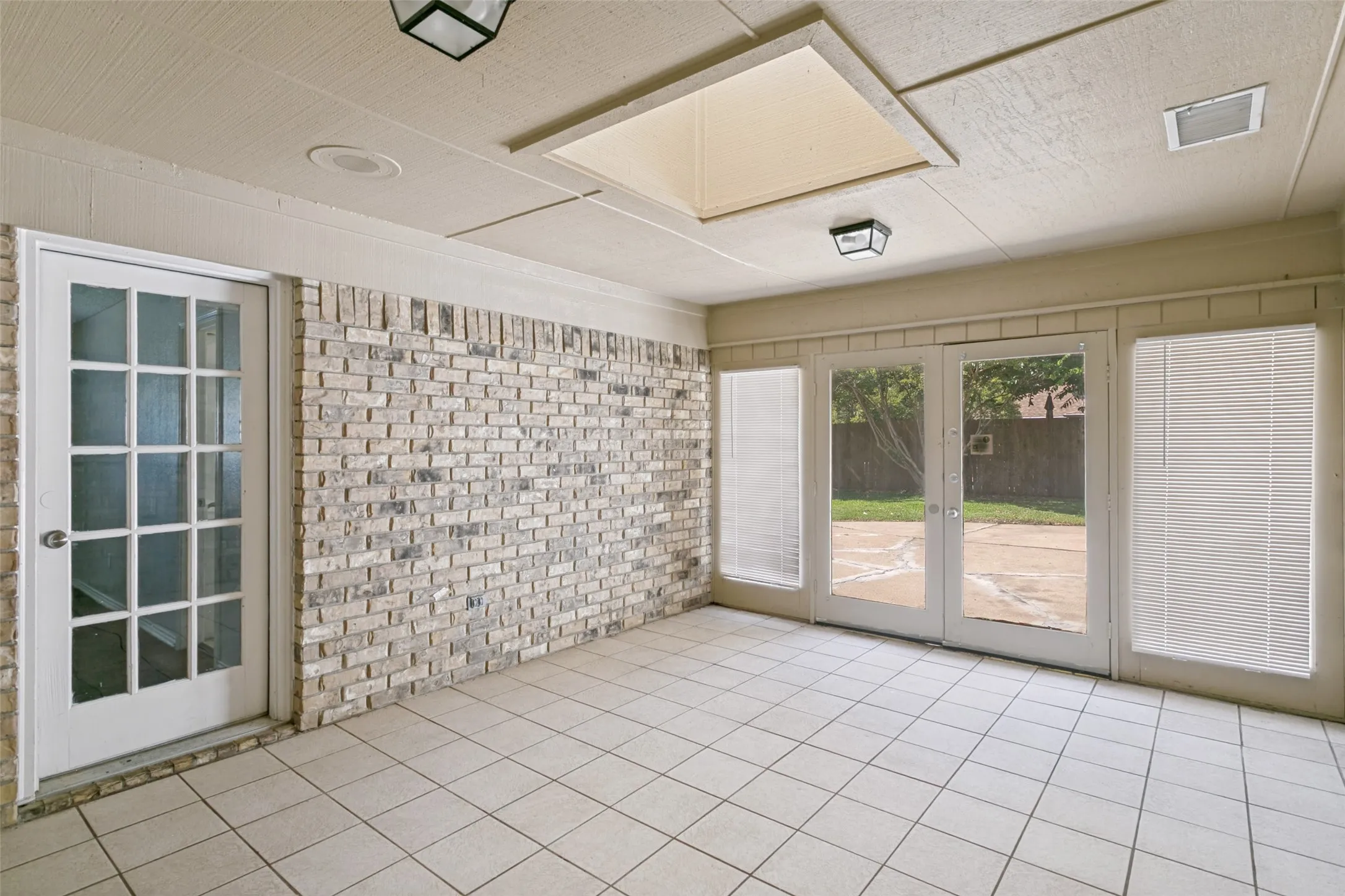 Single Family Residence For Sale in Tarrant County , 4801 Applewood Road, Fort Worth, Texas 76133, 4 Bedroom, 3 Bathroom, 2 Garage spaces, 2,179 Sqft, built in 1979, mls#21305792, Real Estate Agent in Fort Worth, Homes For Sale in Tarrant county, Homes For Sale in Fort Worth, Realtor in Fort Worth Texas, Real Estate Brokerage Independent Realty Texas, Luminita Cordes Realtor