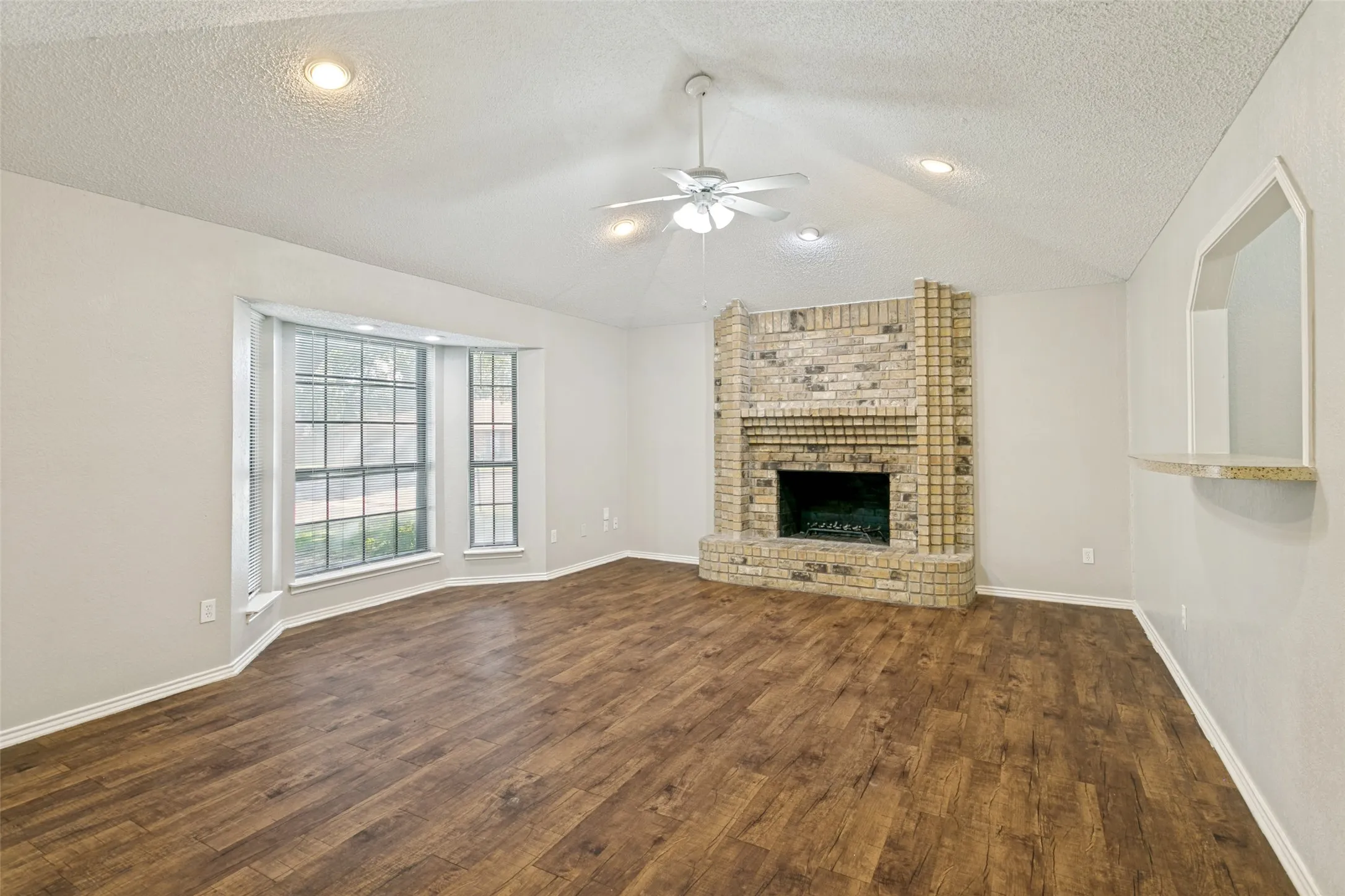Single Family Residence For Sale in Tarrant County , 4801 Applewood Road, Fort Worth, Texas 76133, 4 Bedroom, 3 Bathroom, 2 Garage spaces, 2,179 Sqft, built in 1979, mls#21305792, Real Estate Agent in Fort Worth, Homes For Sale in Tarrant county, Homes For Sale in Fort Worth, Realtor in Fort Worth Texas, Real Estate Brokerage Independent Realty Texas, Luminita Cordes Realtor