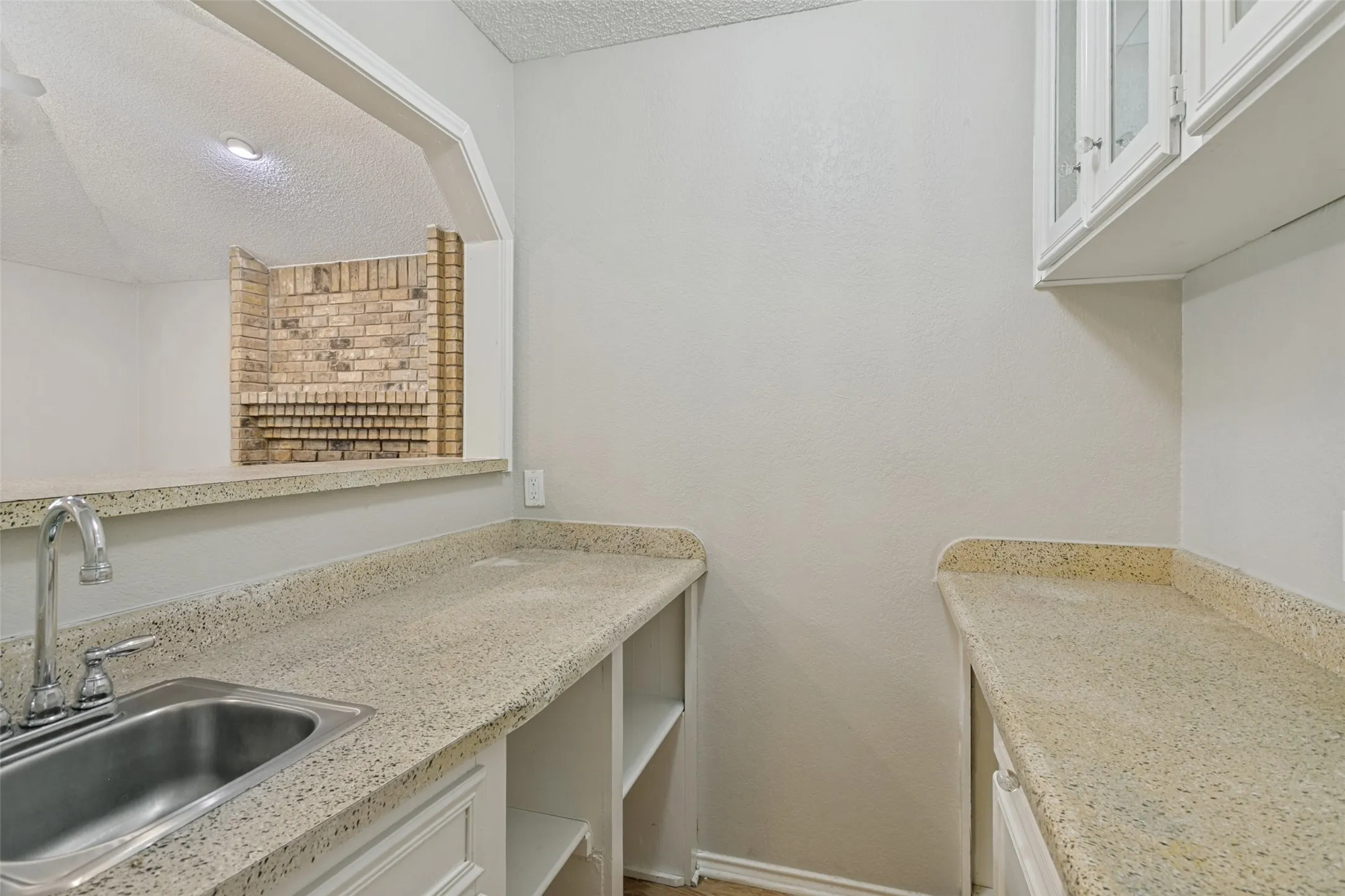 Single Family Residence For Sale in Tarrant County , 4801 Applewood Road, Fort Worth, Texas 76133, 4 Bedroom, 3 Bathroom, 2 Garage spaces, 2,179 Sqft, built in 1979, mls#21305792, Real Estate Agent in Fort Worth, Homes For Sale in Tarrant county, Homes For Sale in Fort Worth, Realtor in Fort Worth Texas, Real Estate Brokerage Independent Realty Texas, Luminita Cordes Realtor